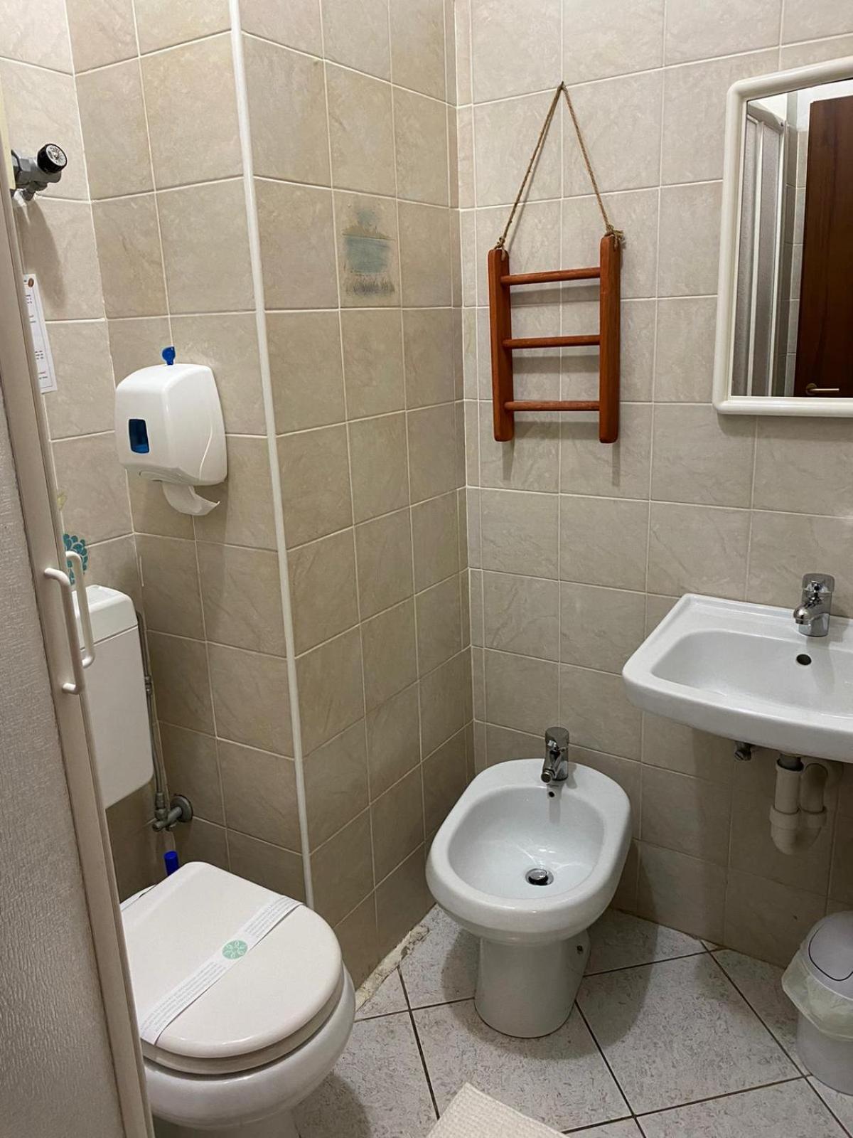 Double Room with Balcony - Photo 5