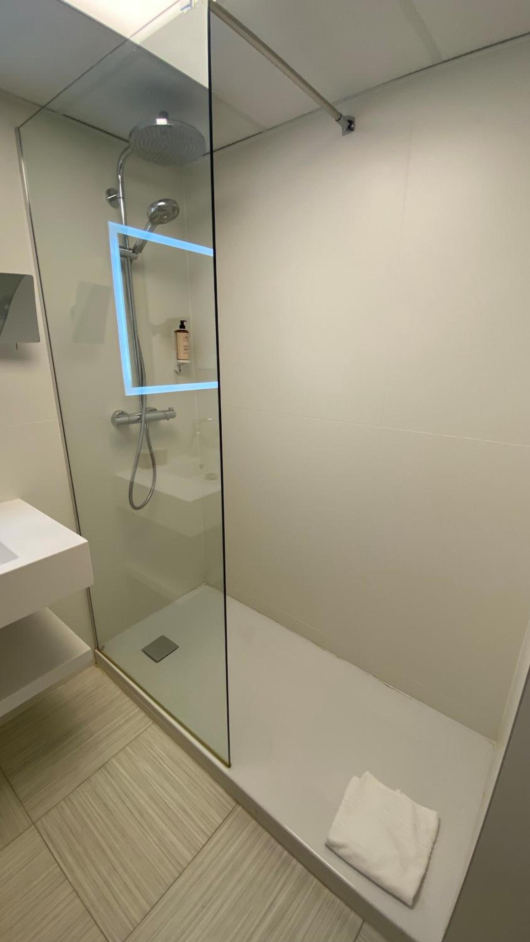 Standard Twin Room - Photo 2