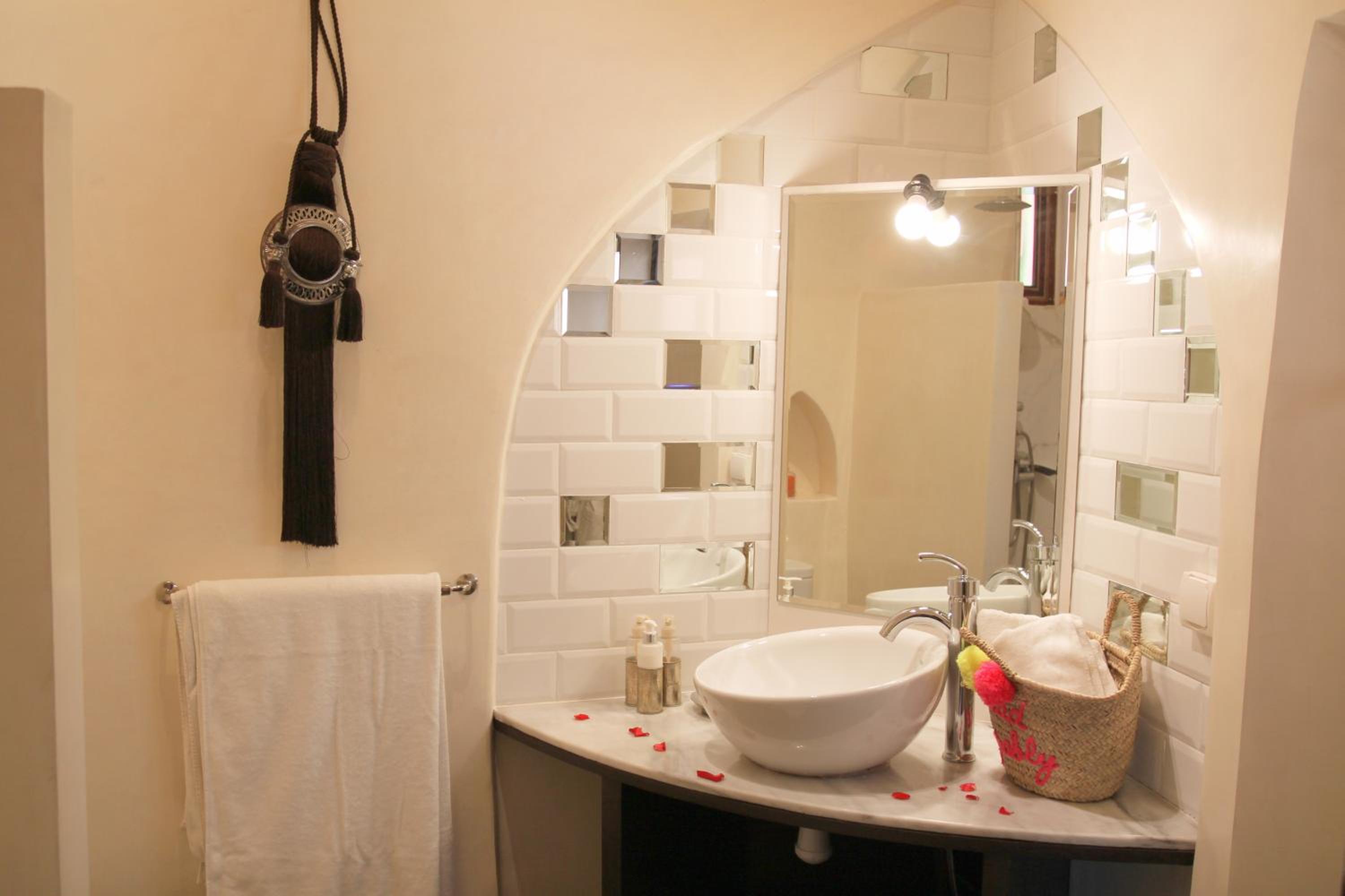 Standard Double Room - Photo 7