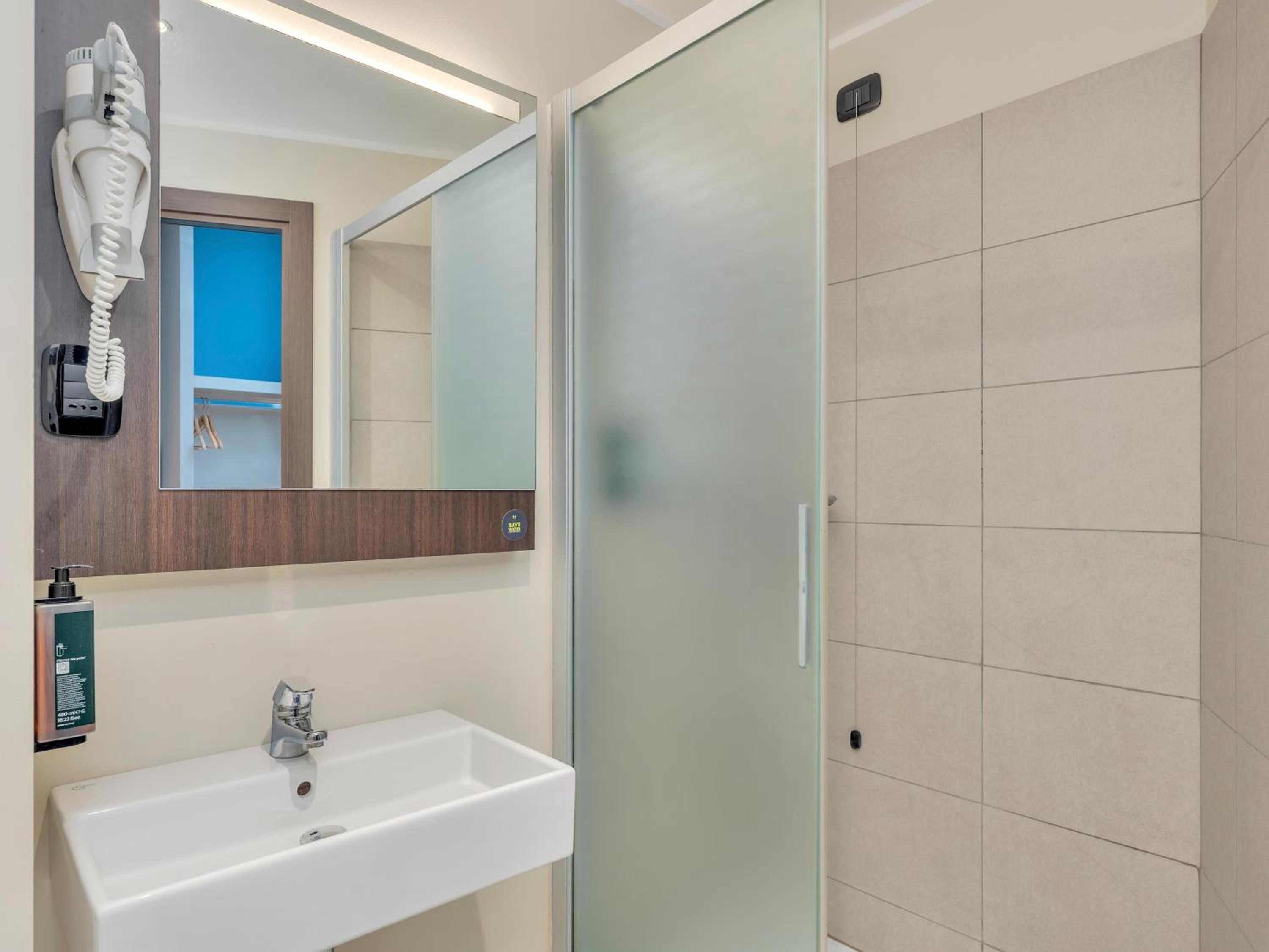 Superior Double Room thumbnail 5