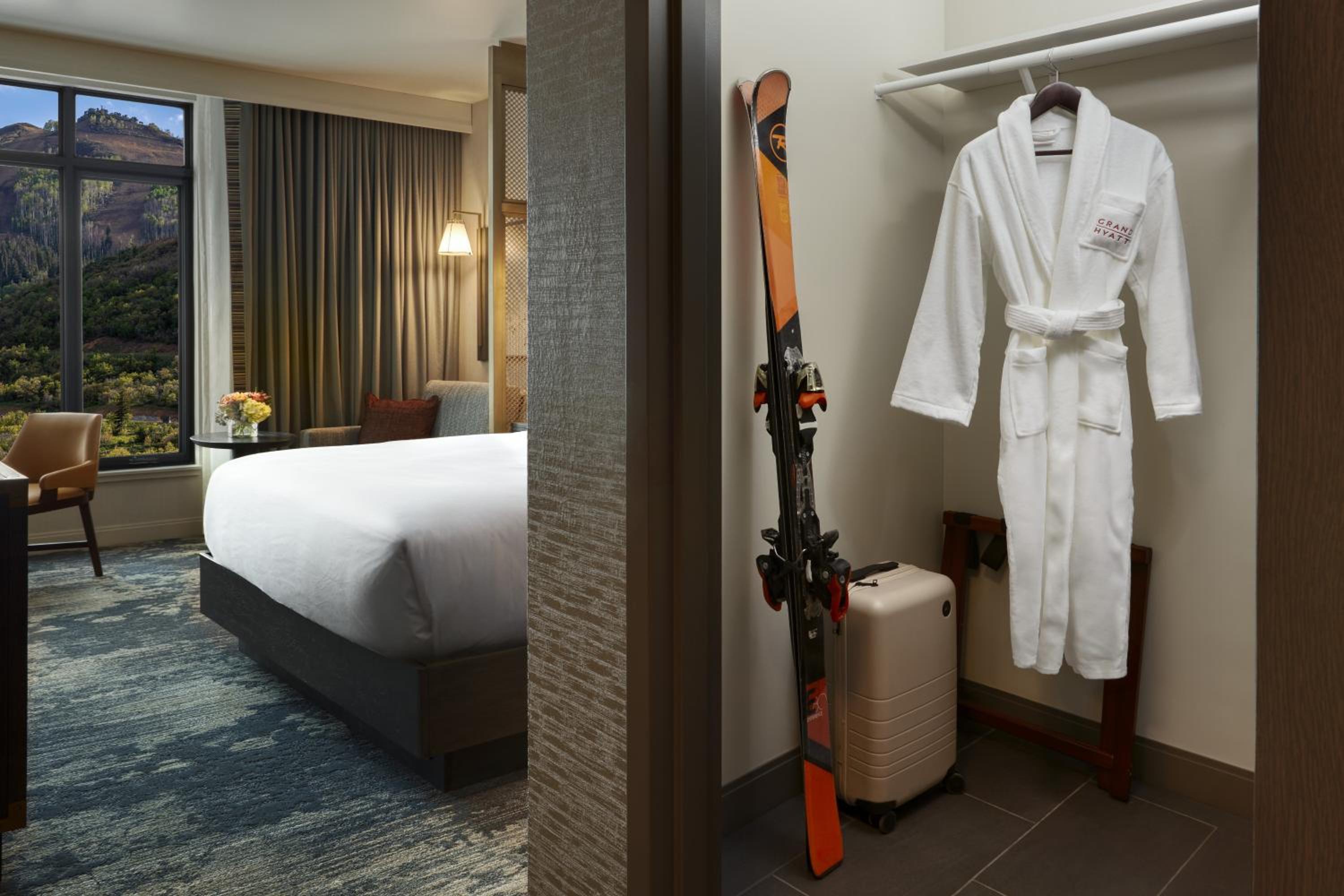 King Room with One King Bed and Twin Sofa Bed - Courtyard View  - Photo 2