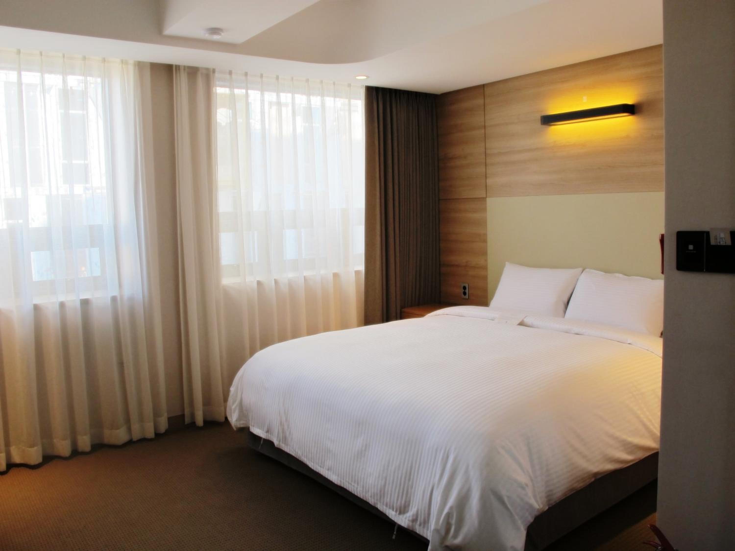 Studio Suite (1 King Bed) - Photo 6