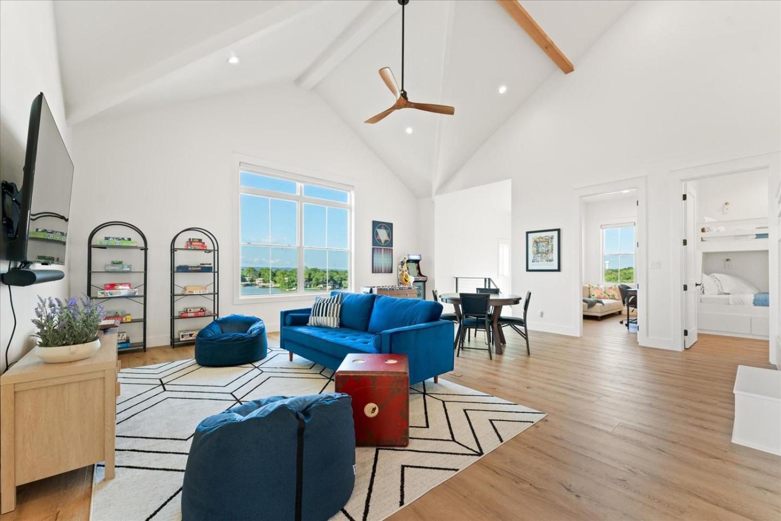 Five-Bedroom House photo 1