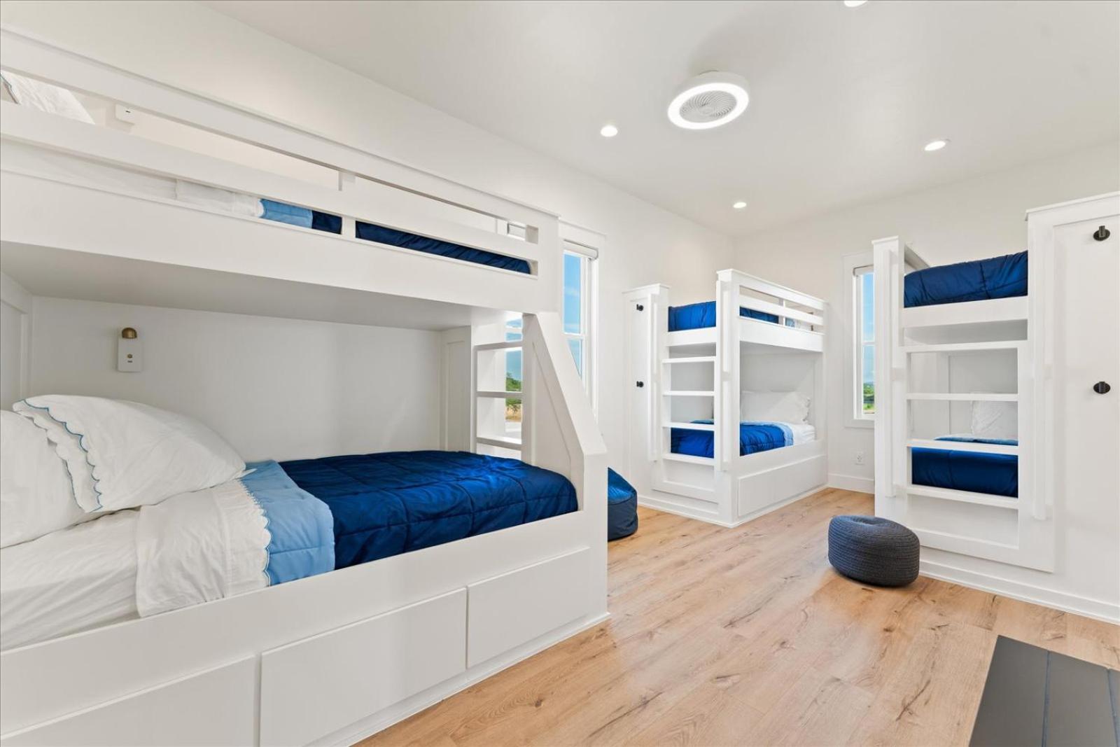Five-Bedroom House photo 2