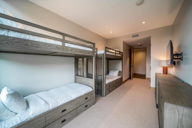 Four-Bedroom Apartment with Balcony  photo 3