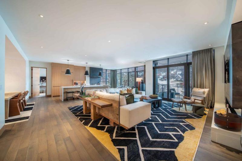 Three-Bedroom Apartment with Mountain View photo 3