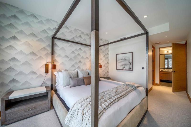 Three-Bedroom Apartment with Mountain View photo 2