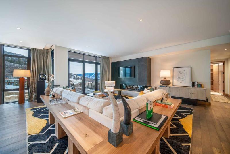 Three-Bedroom Apartment with Mountain View photo 1