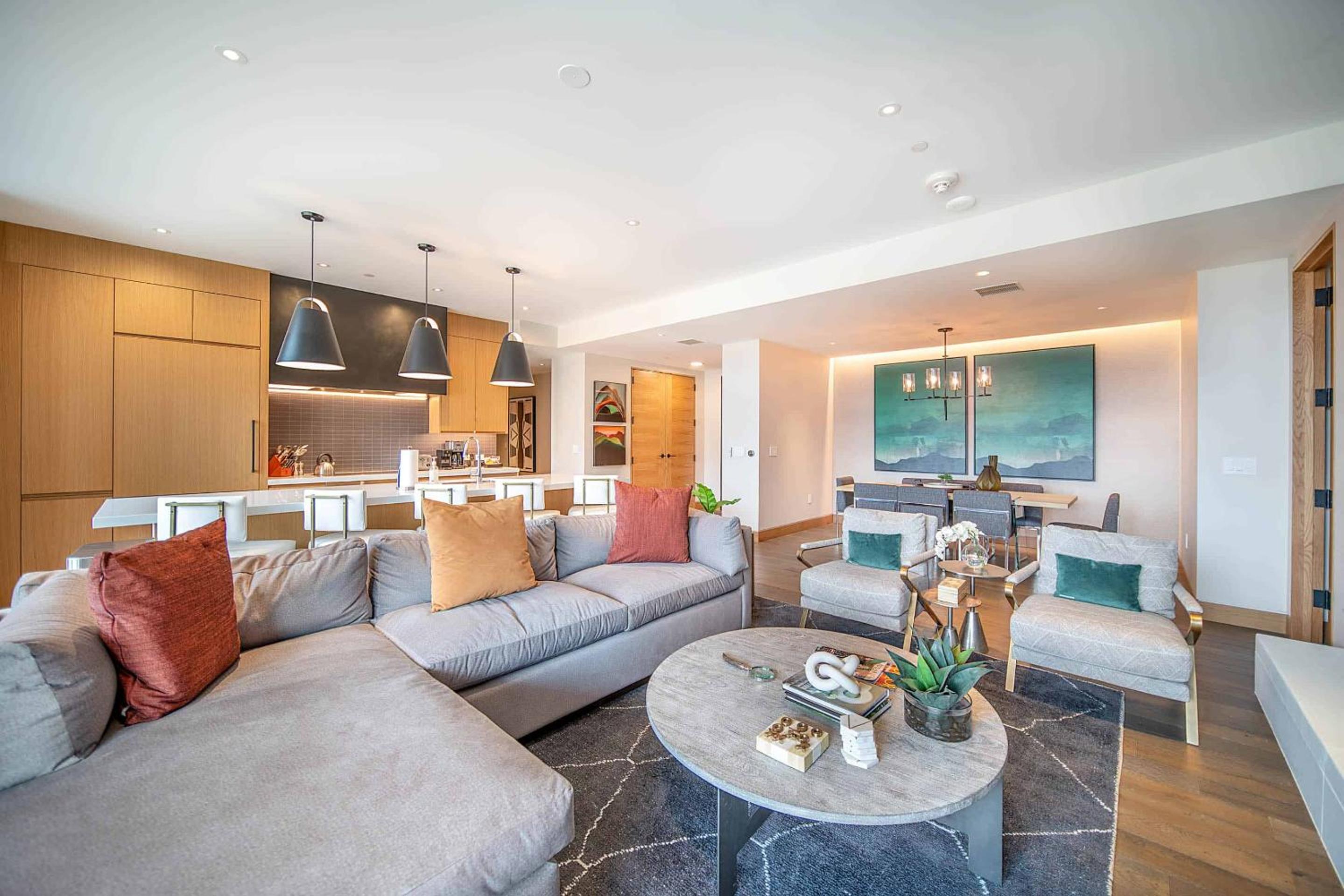 Three-Bedroom Apartment with Mountain View photo 1