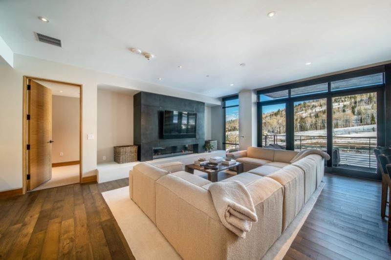 Three-Bedroom Apartment with Mountain View photo 1