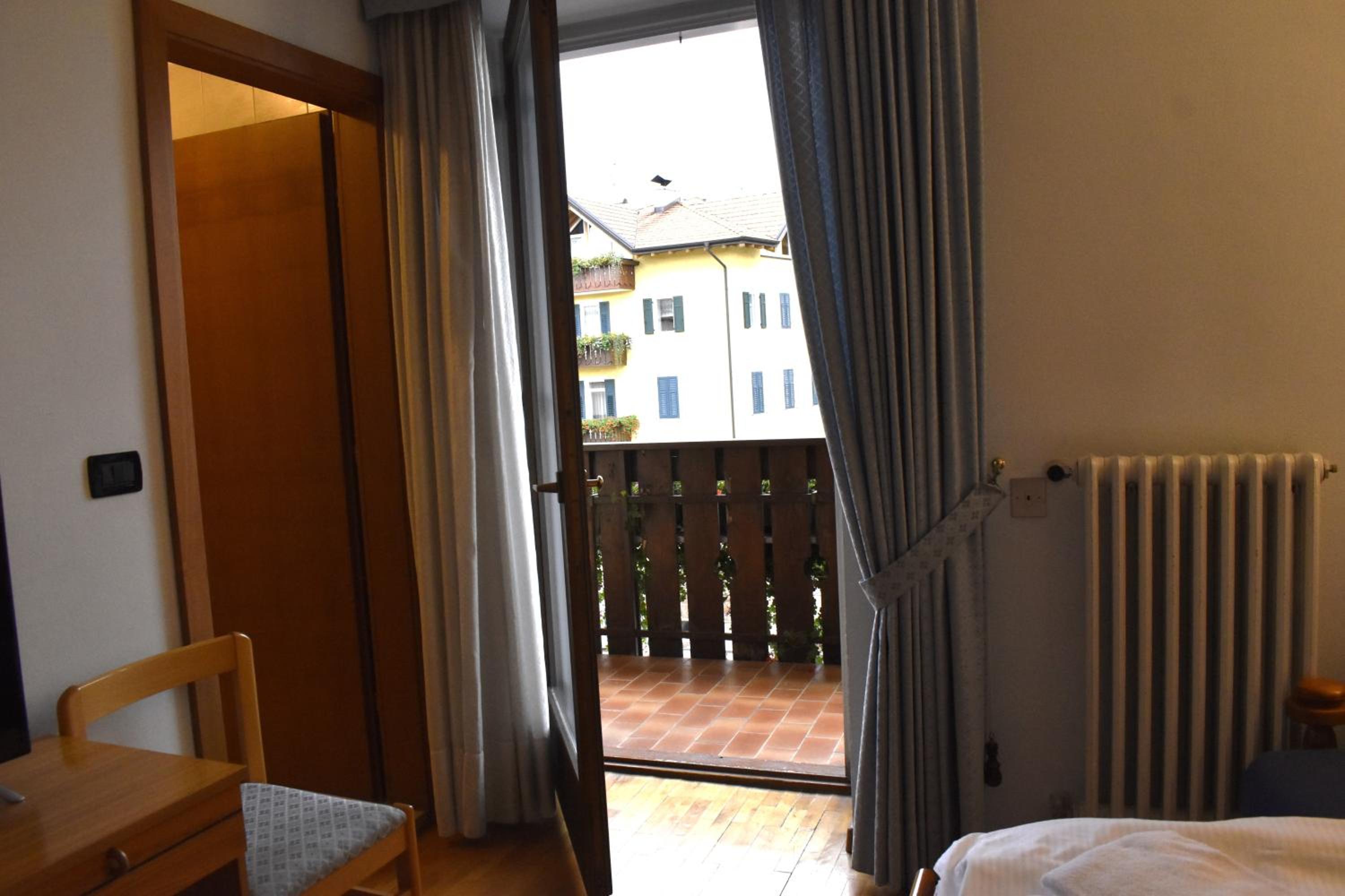 Double Room with Balcony - Photo 9