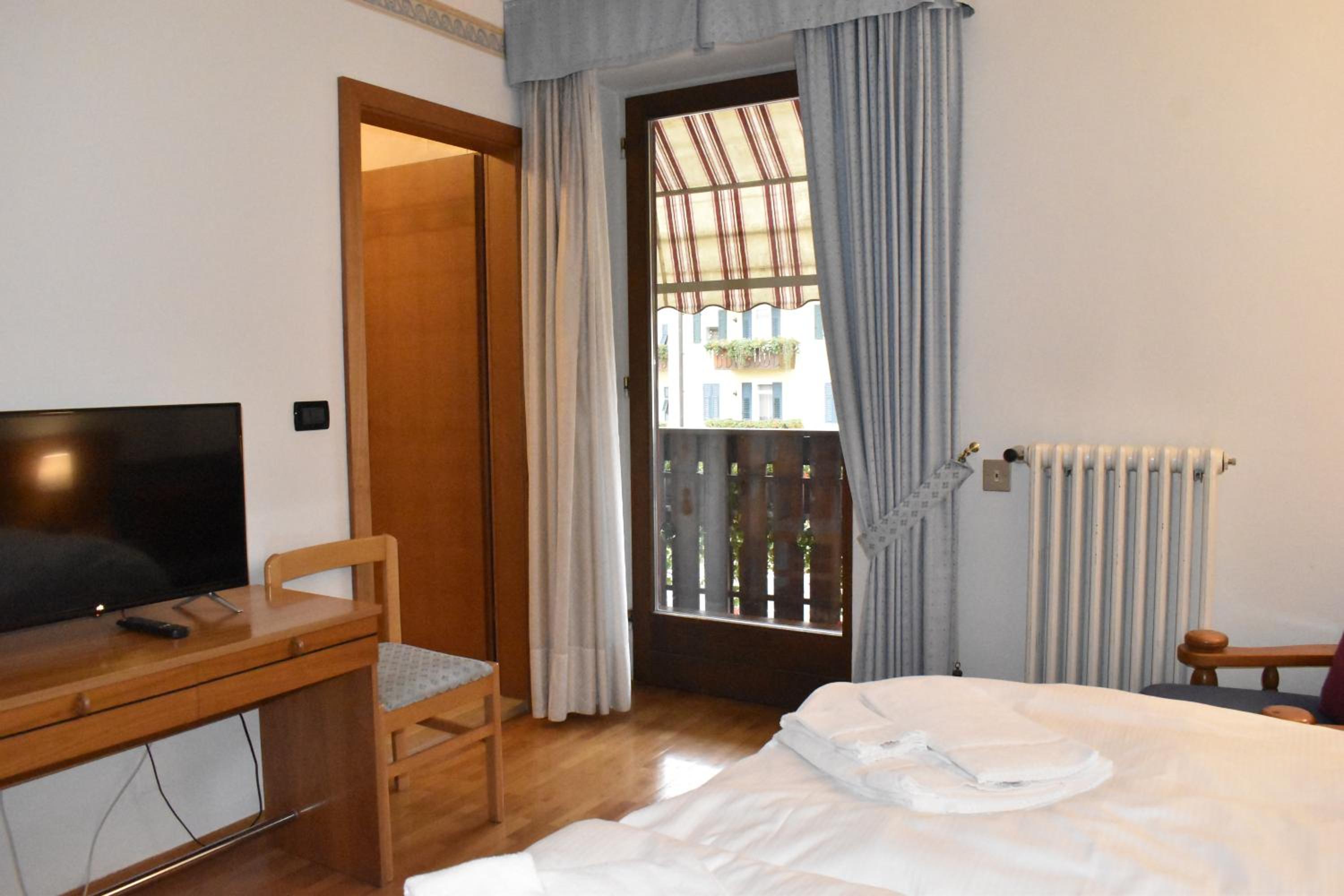 Double Room with Balcony - Photo 8