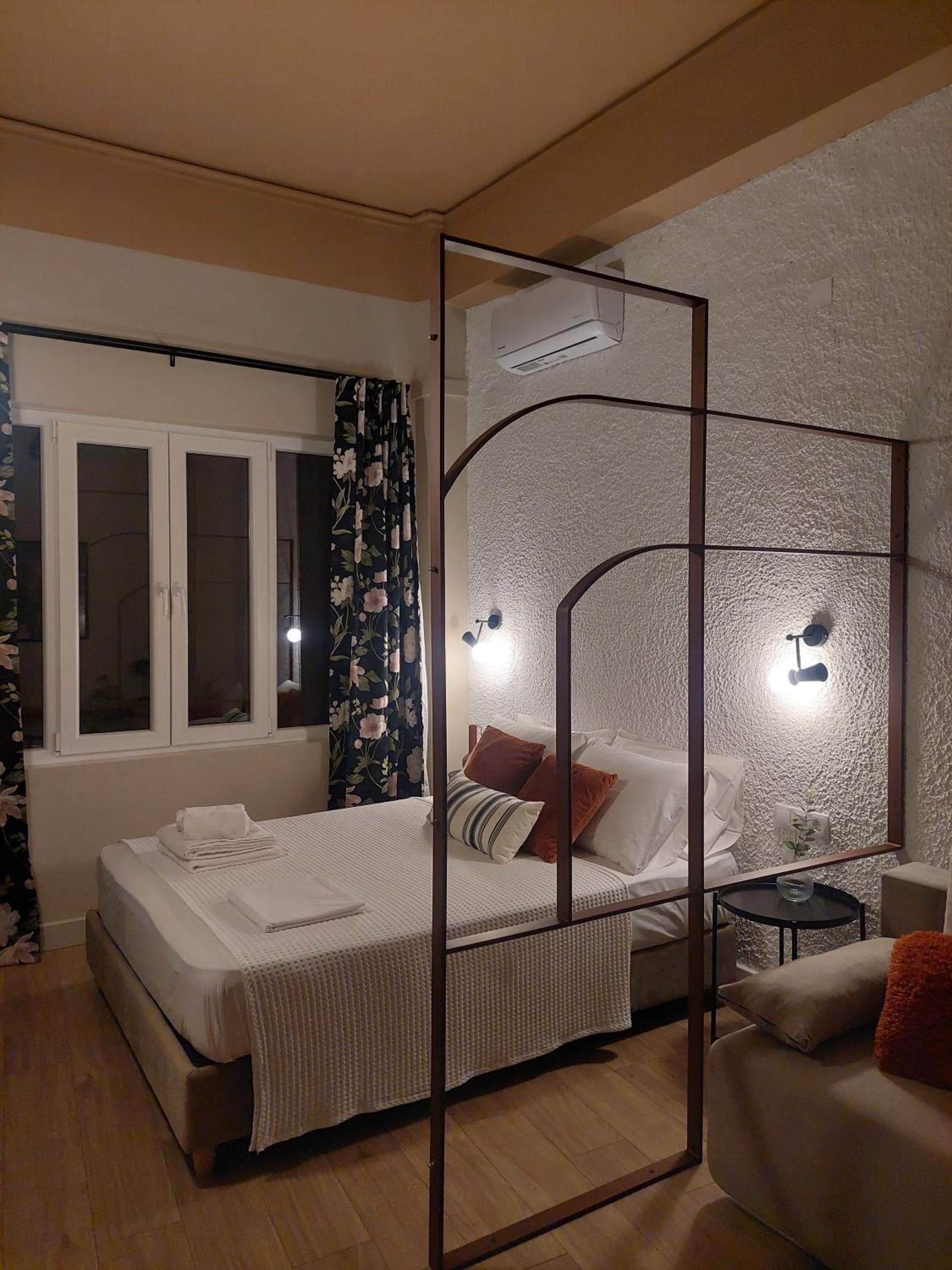 Studio Apartment with Balcony photo 1