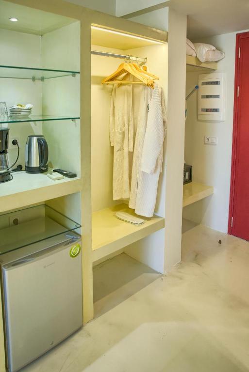 junior suite with direct pool access (main building)
