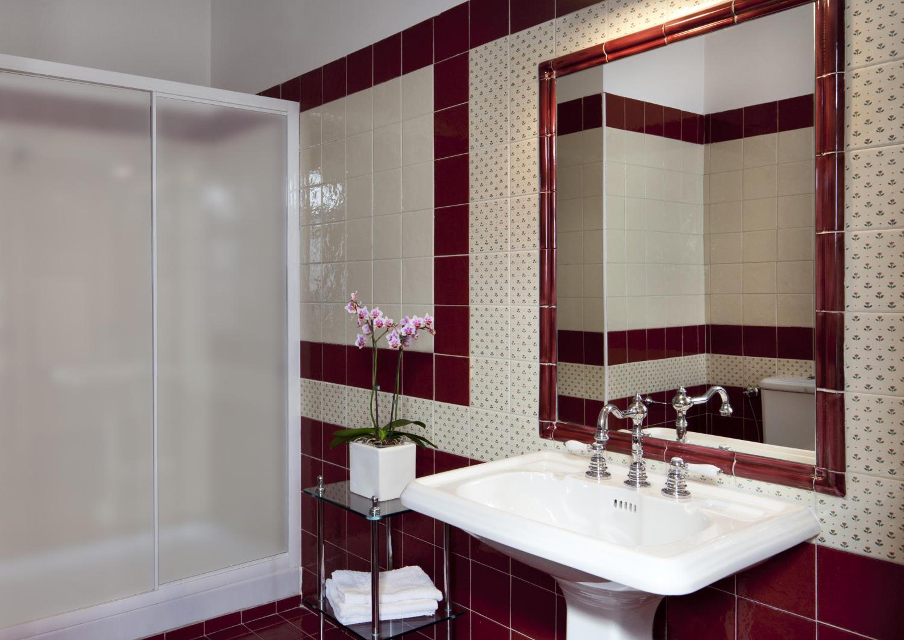 King Suite with Balcony - Photo 3