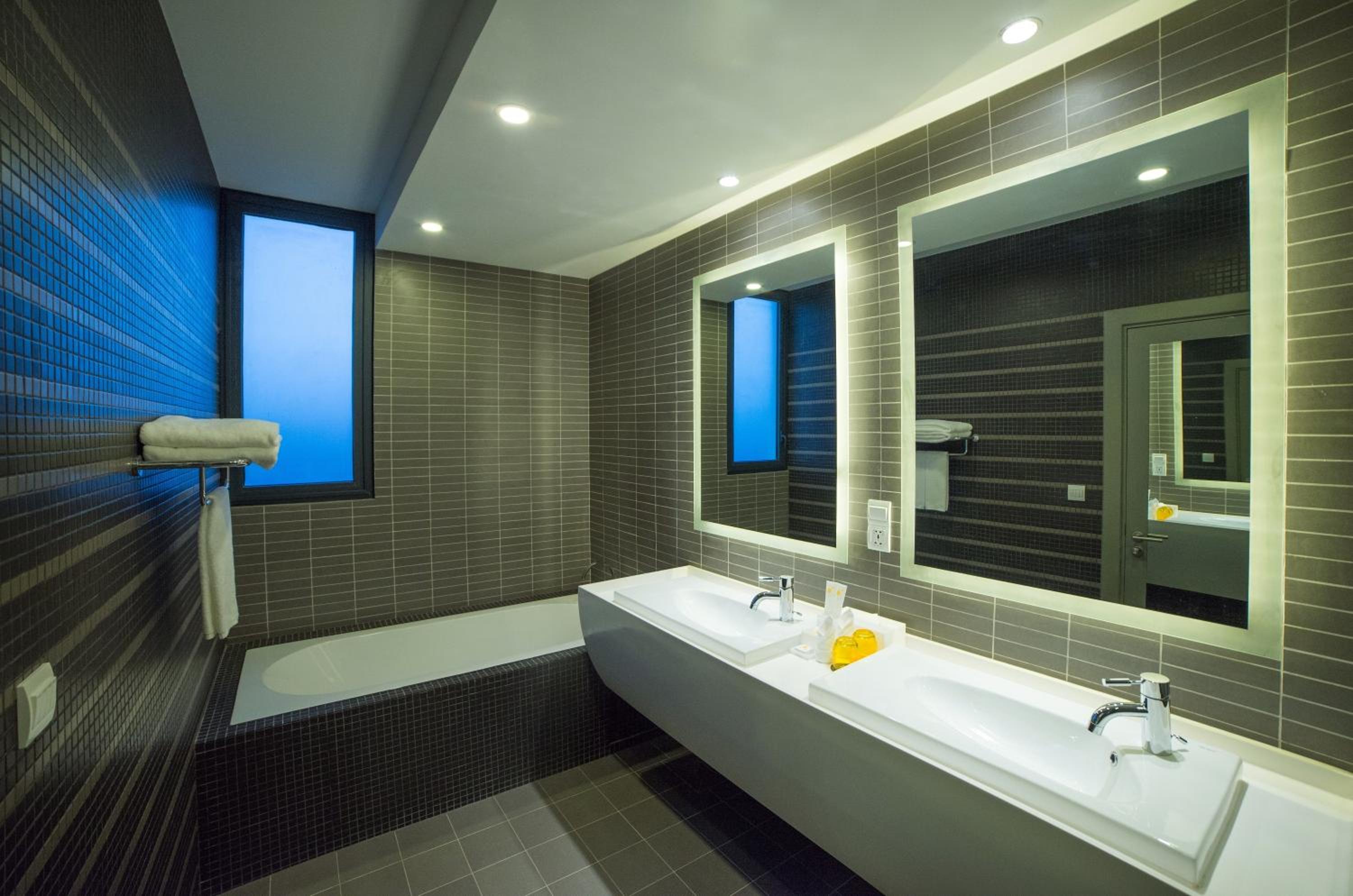 Suite King Bed with Balcony photo 1