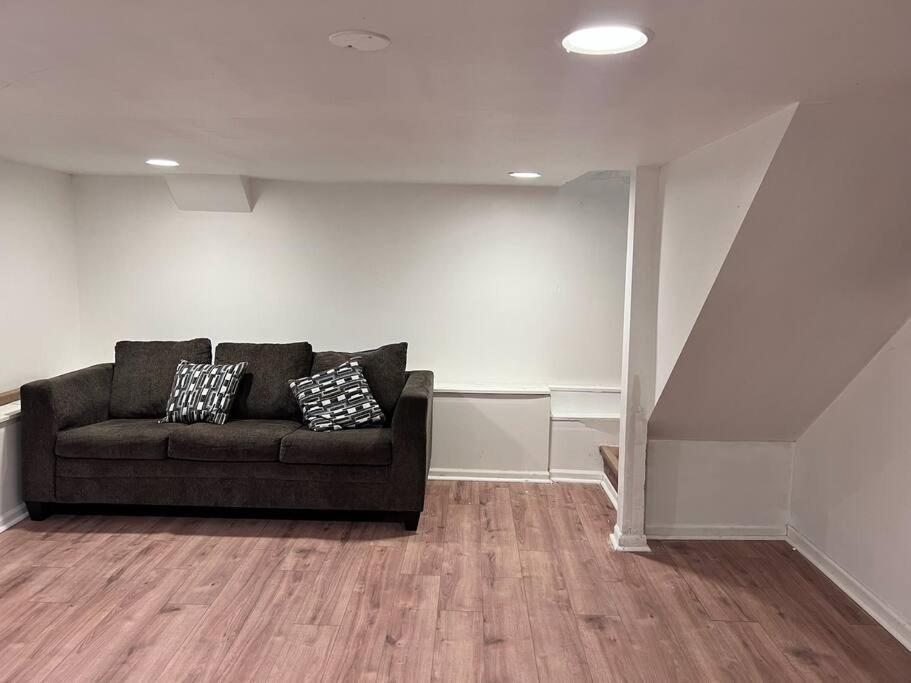 Five-Bedroom House photo 3
