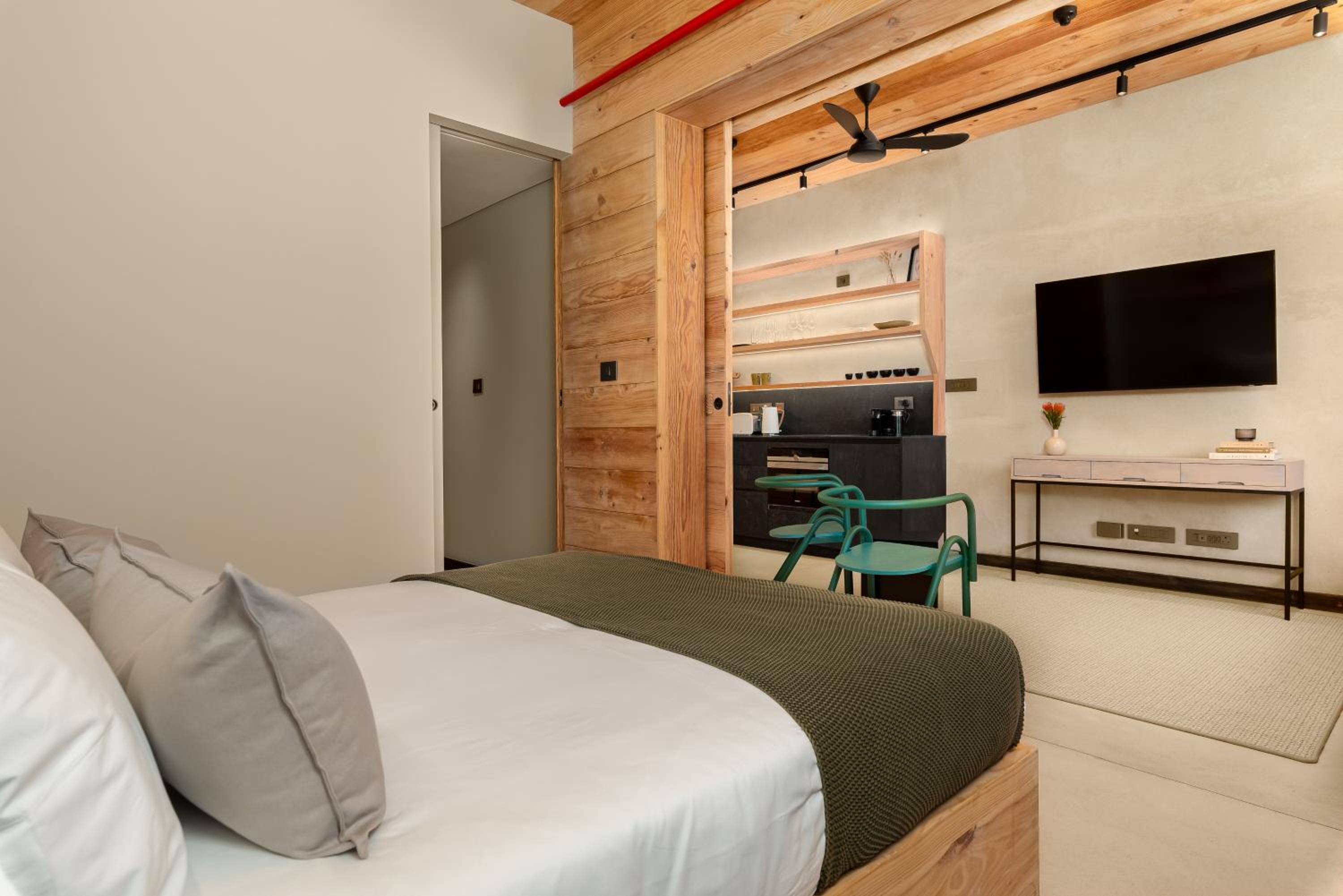 One-Bedroom Standard Apartment - Photo 6