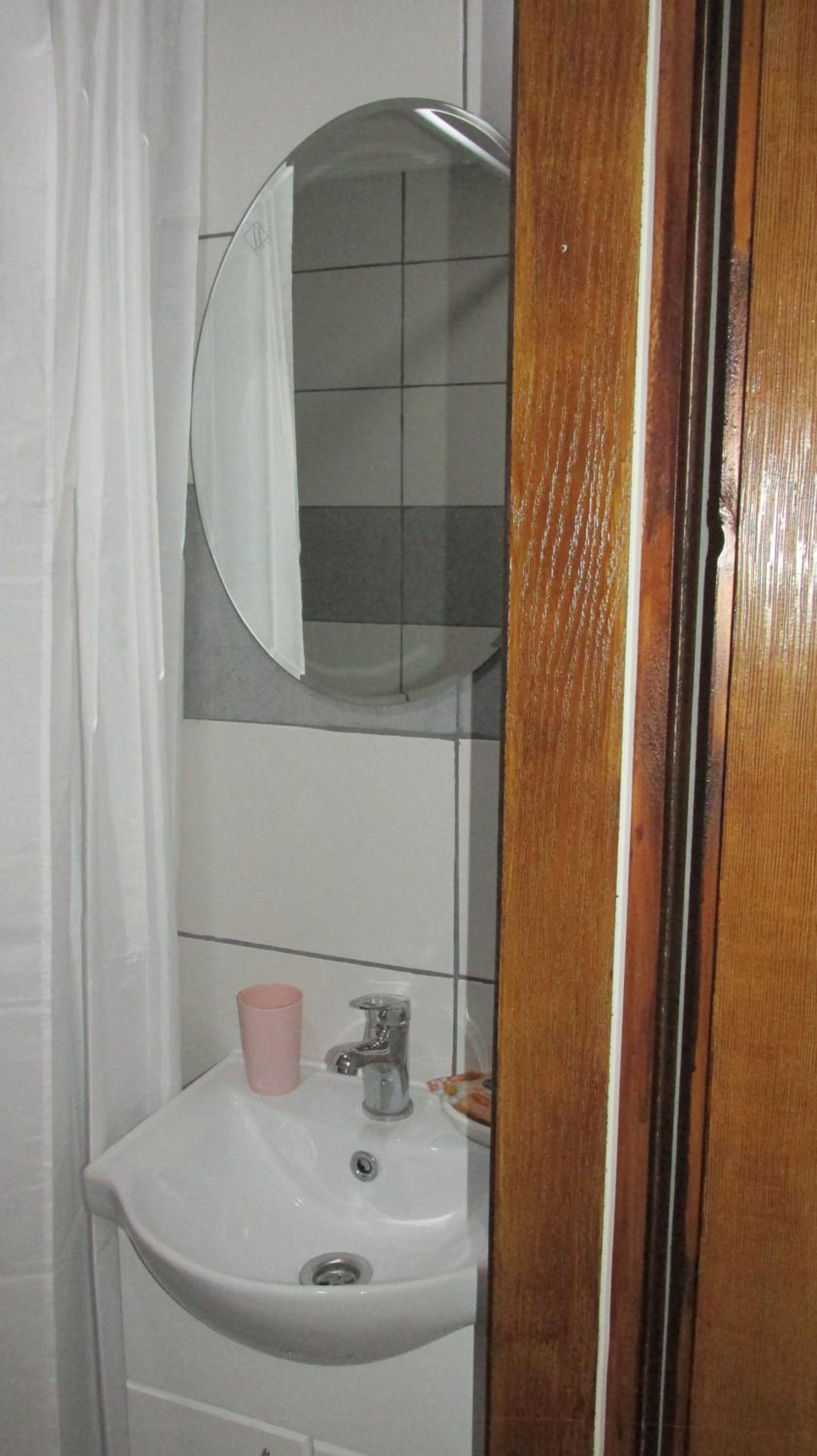 Single Room with Private Bathroom photo 3