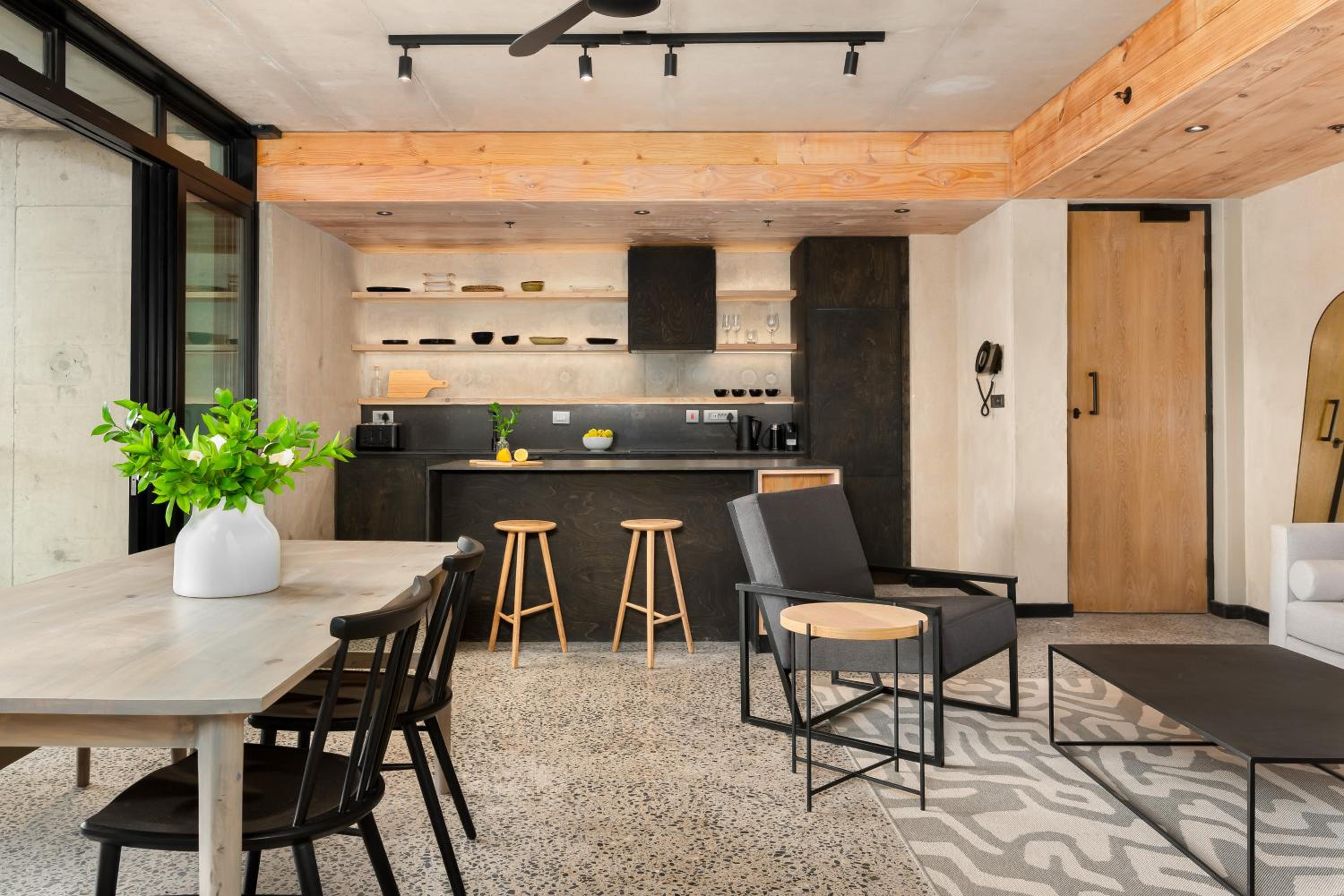Apartment with Balcony - Photo 8