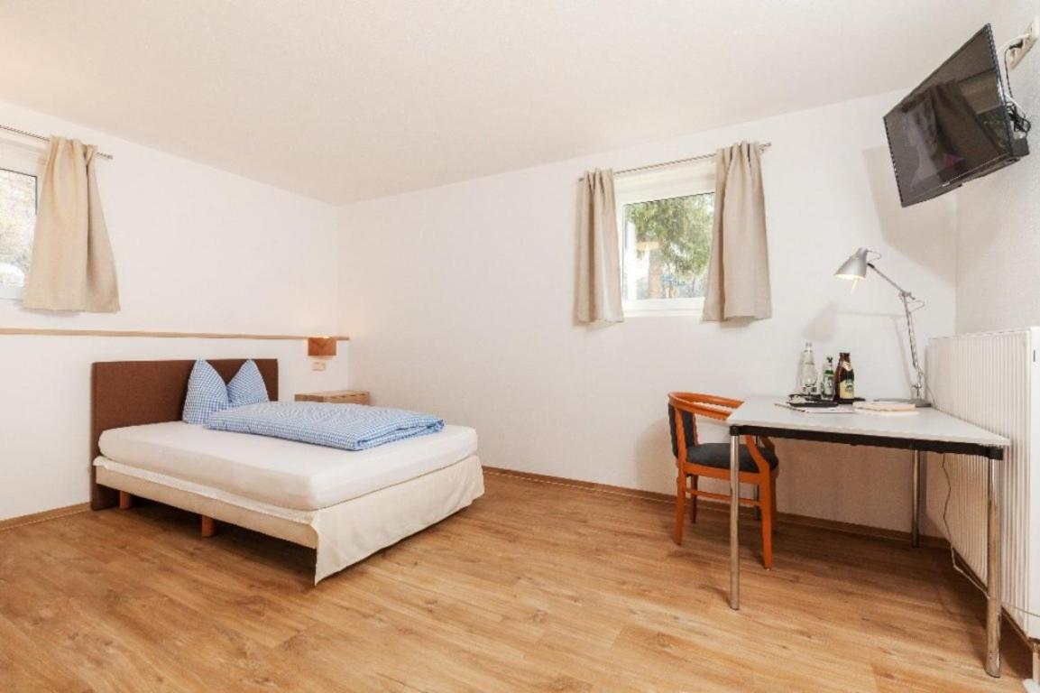 Small Single Room- Basement photo 3
