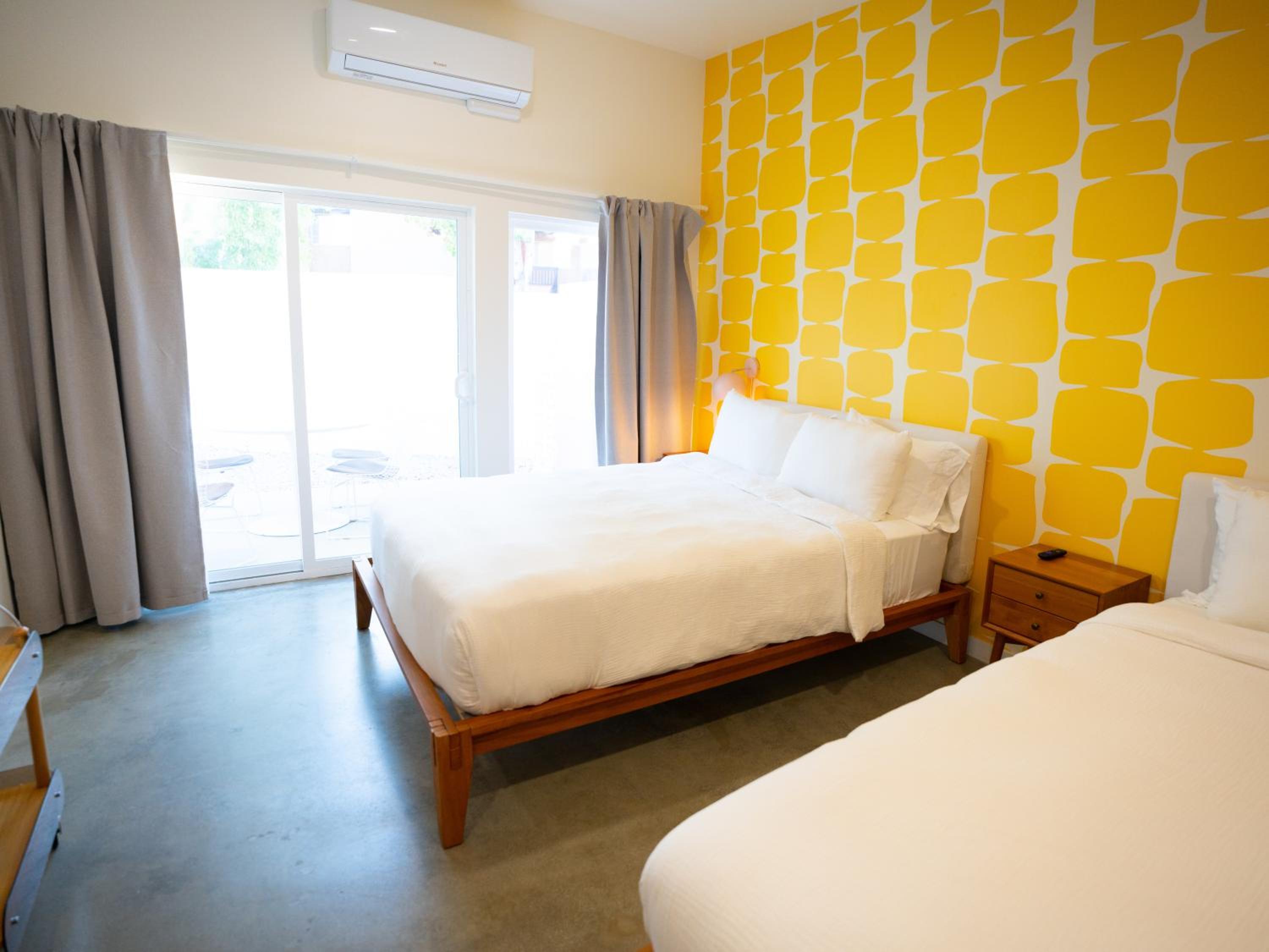 Standard Queen Room with Two Queen Beds photo 3