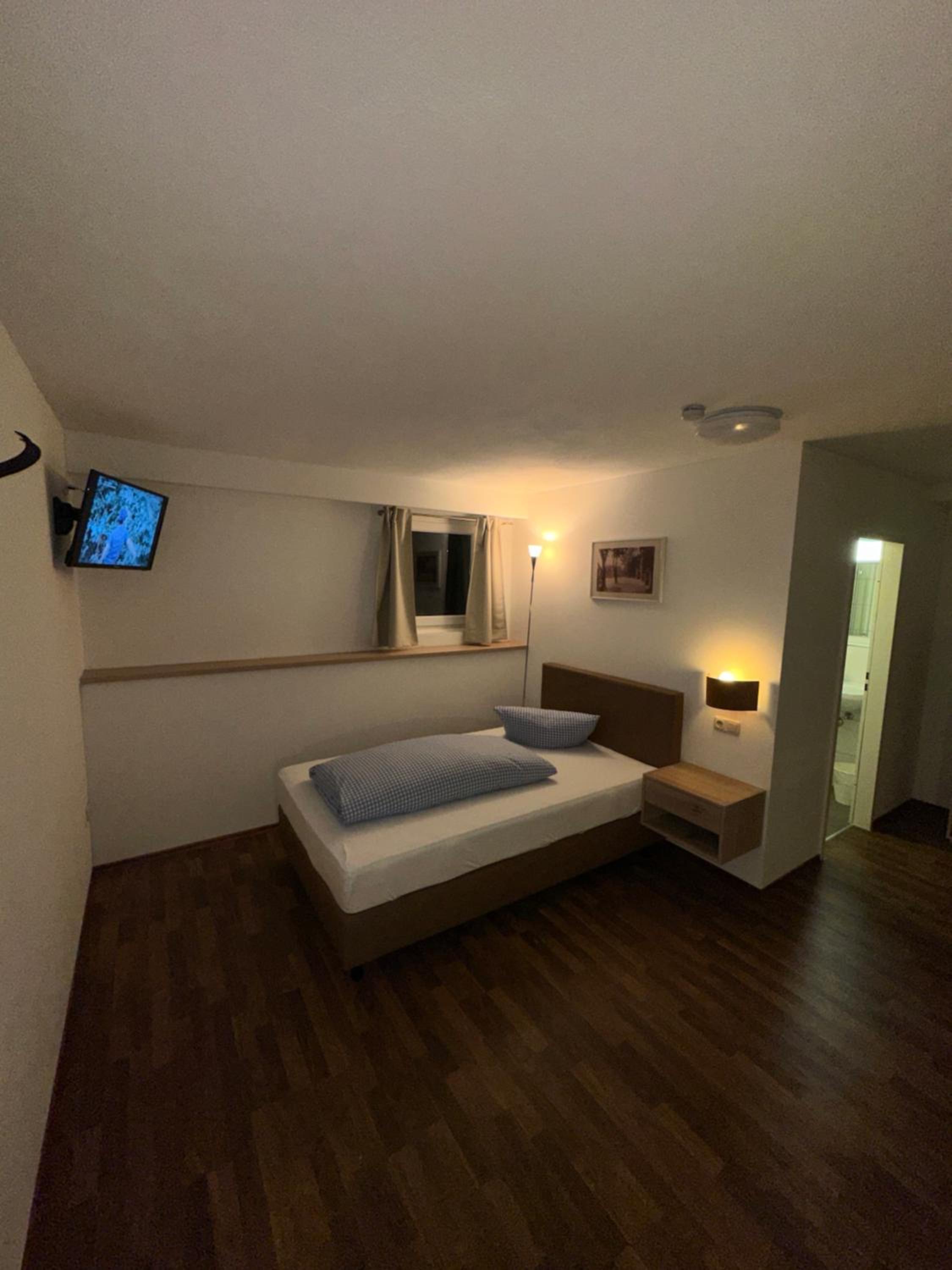 Small Single Room- Basement photo 2