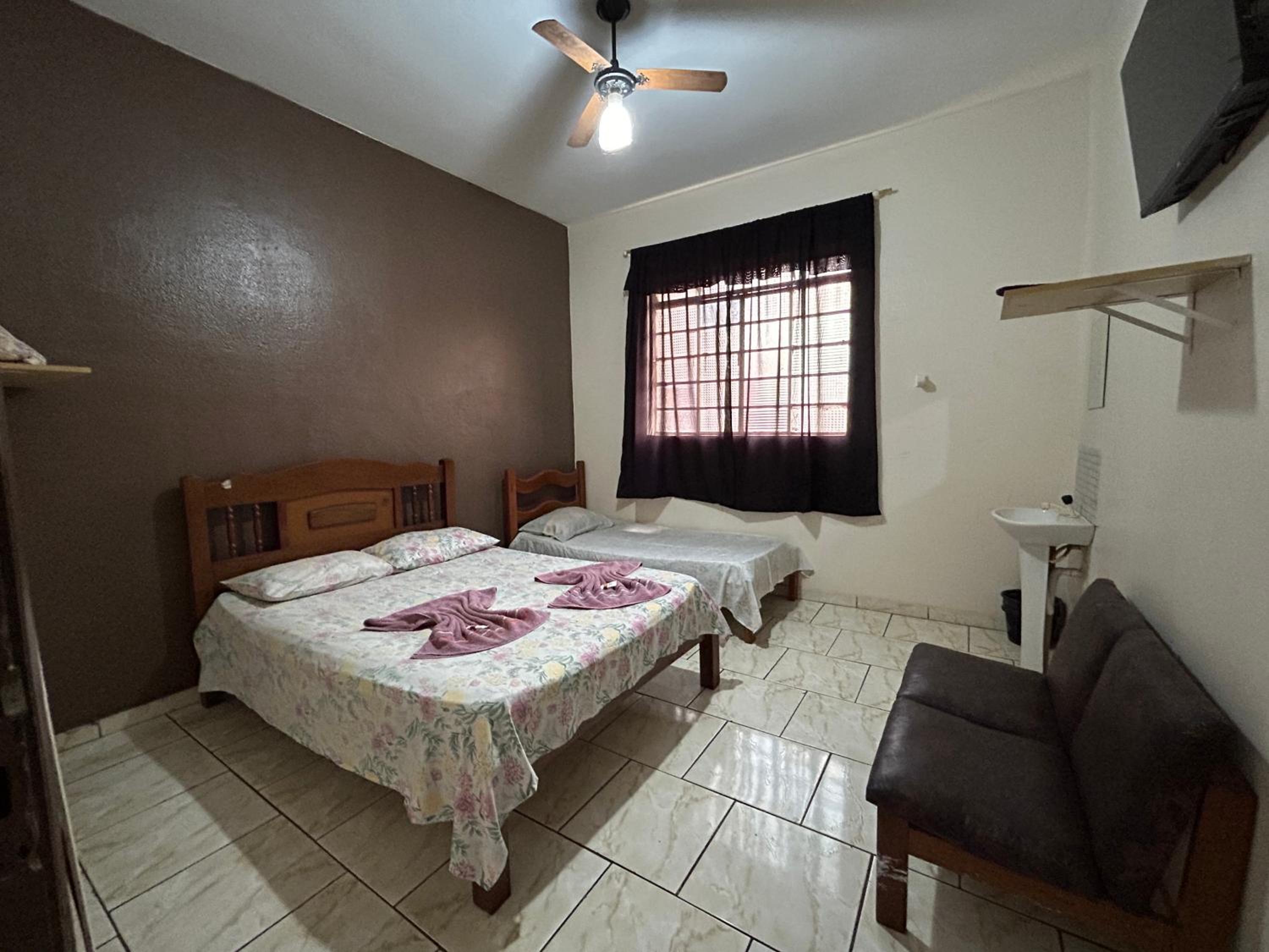 Standard Twin Room with Shared Bathroom photo 3