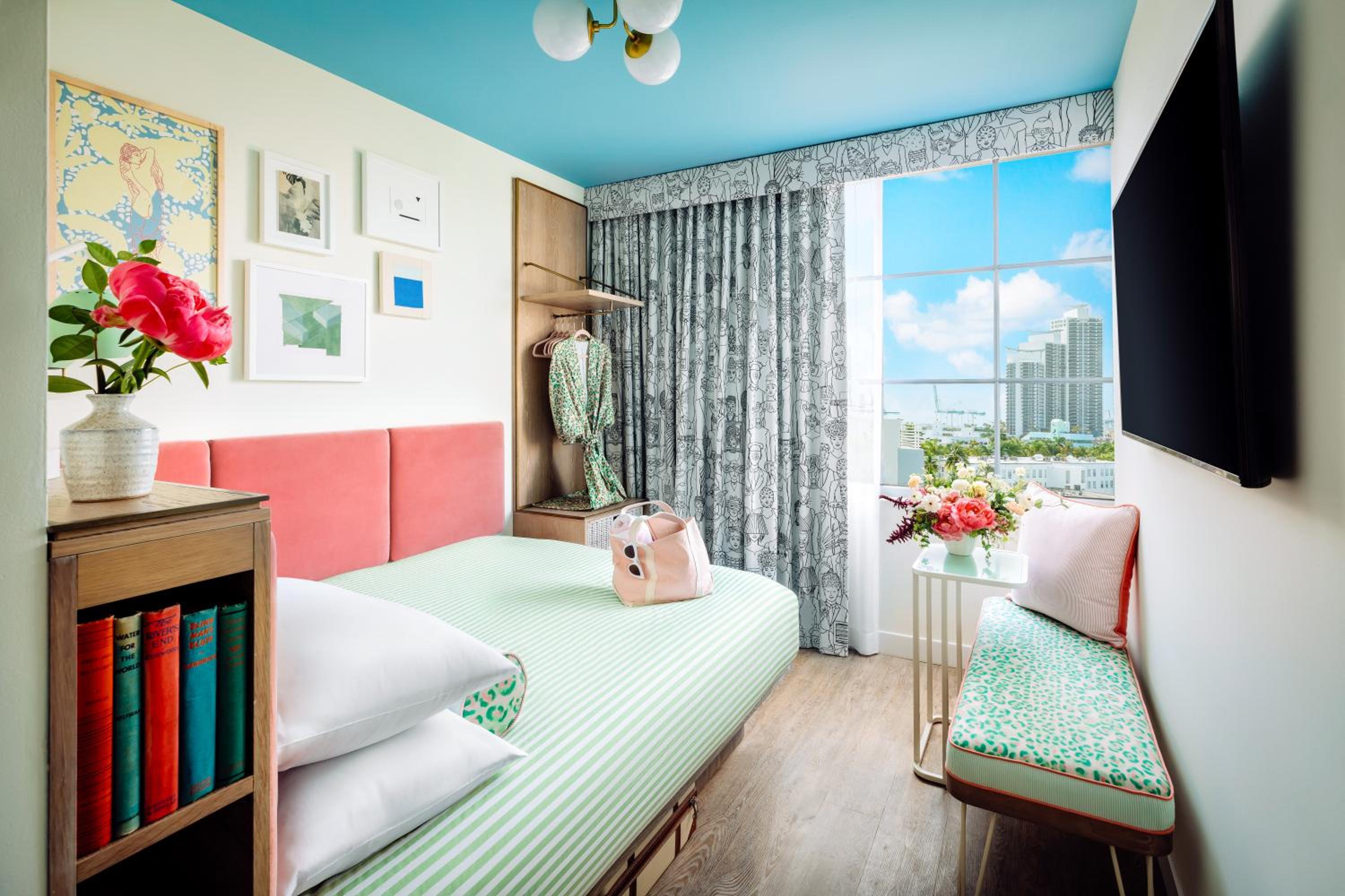 Standard Queen Room with City View - Photo 2