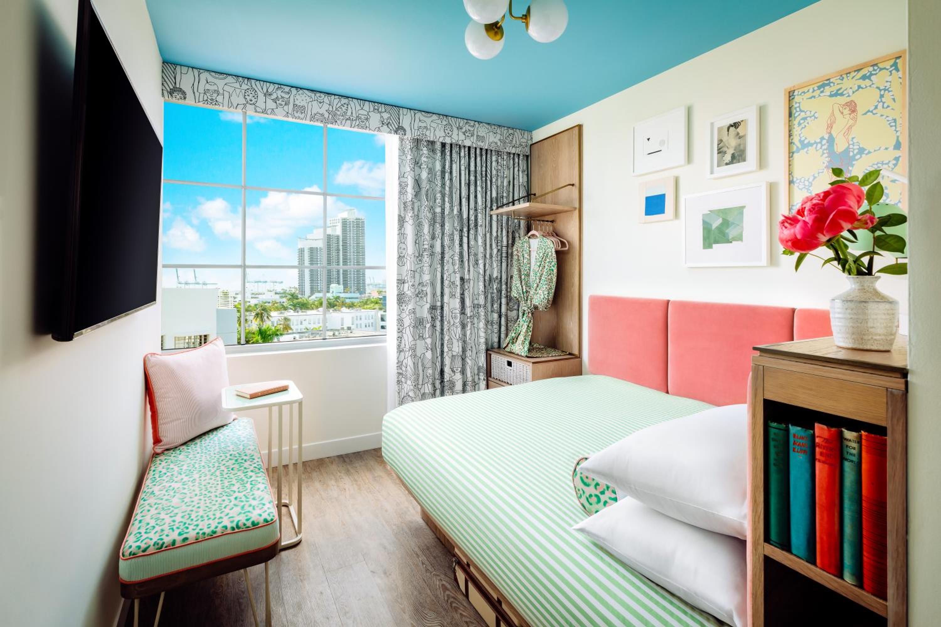 Standard Queen Room with City View - Photo 5