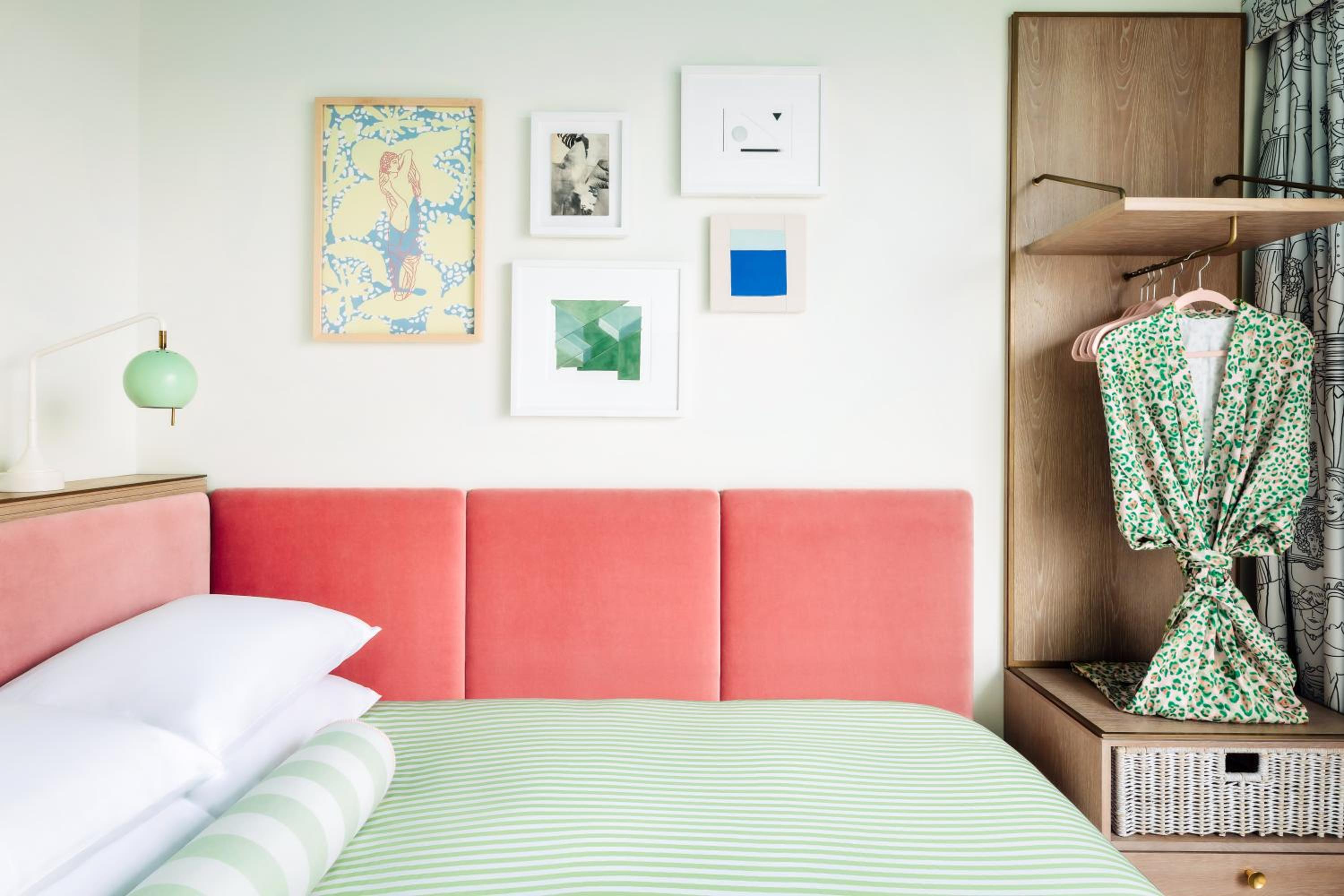 Standard Queen Room with City View - Photo 1