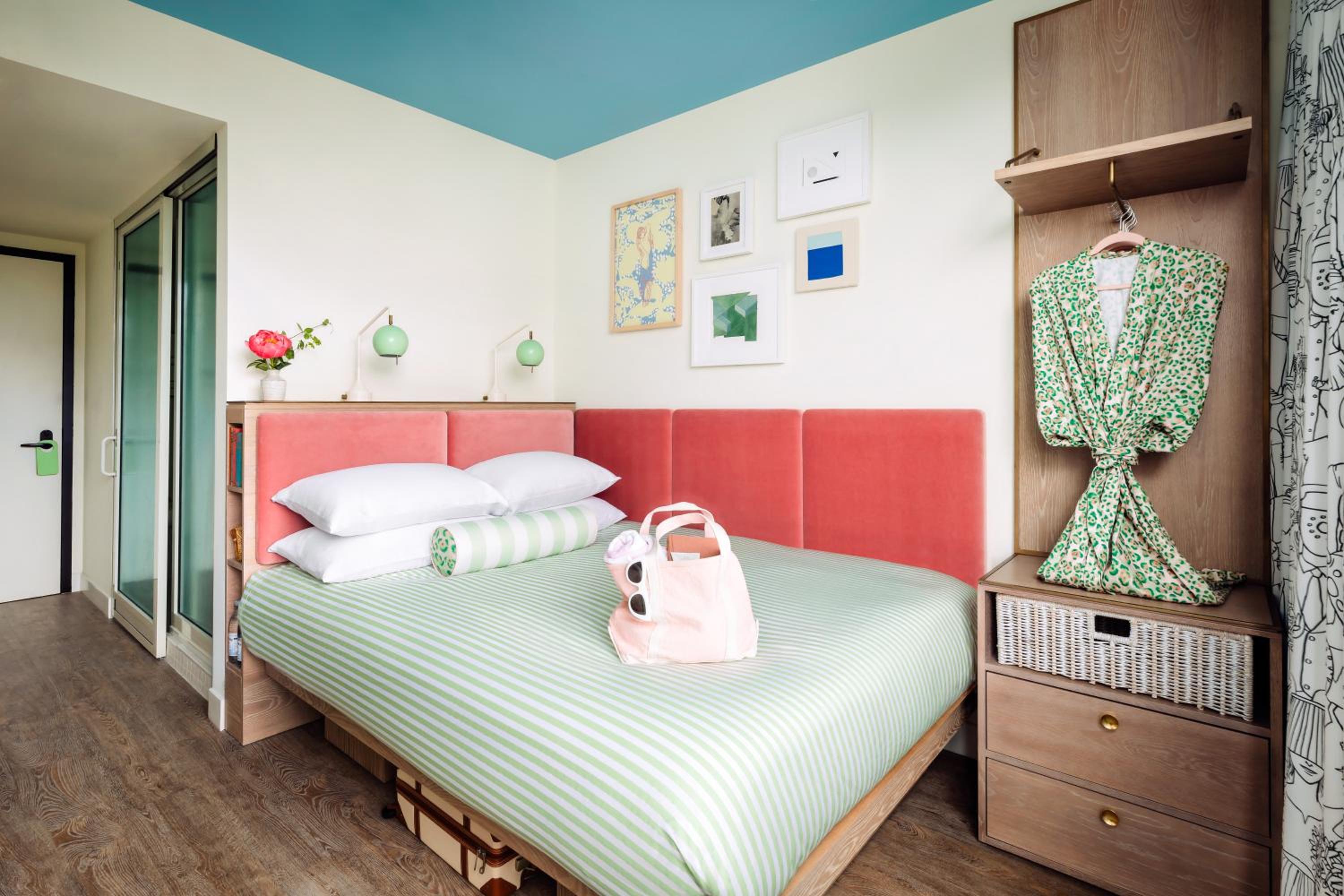 Standard Queen Room with City View - Photo 3