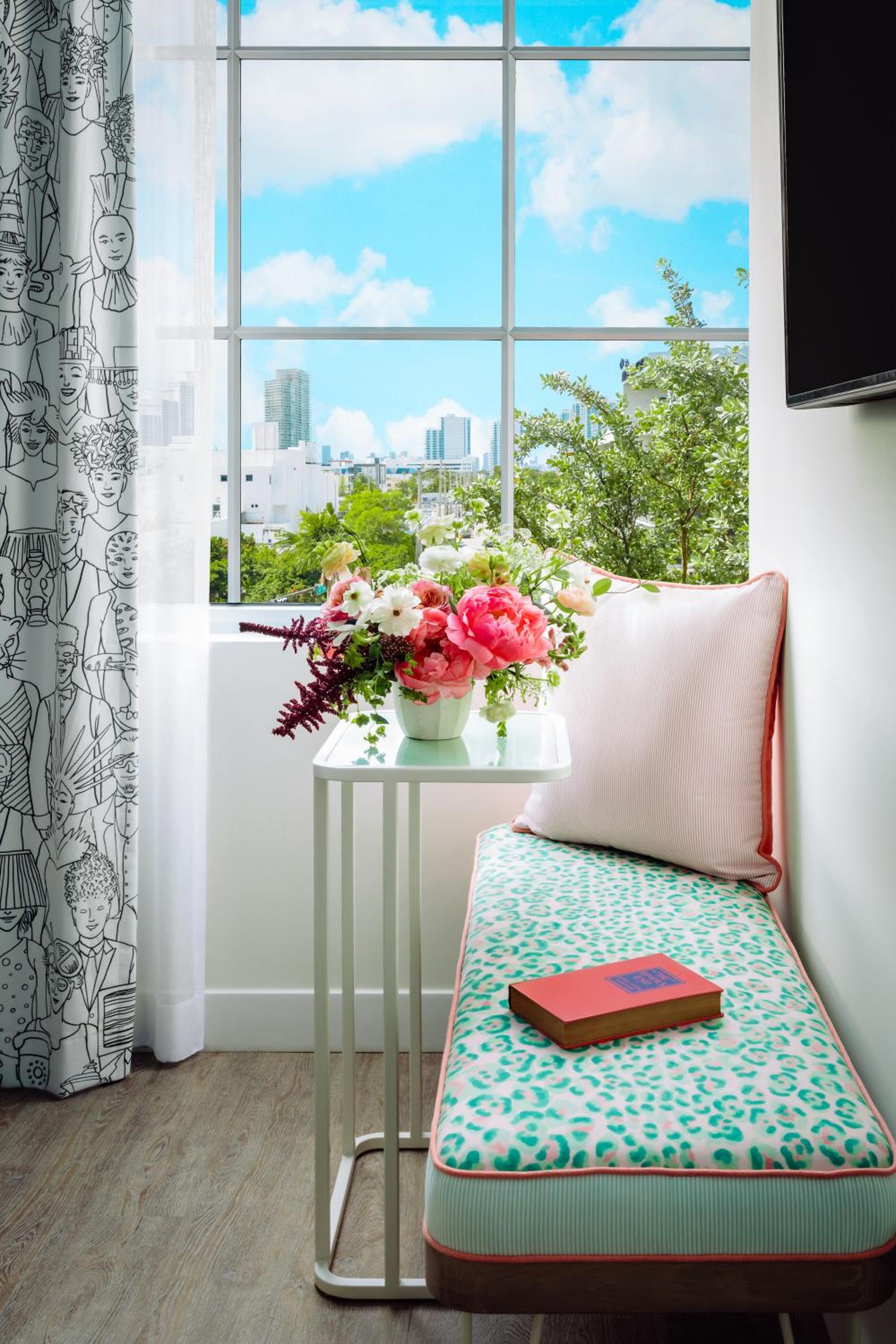 Standard Queen Room with City View - Photo 6