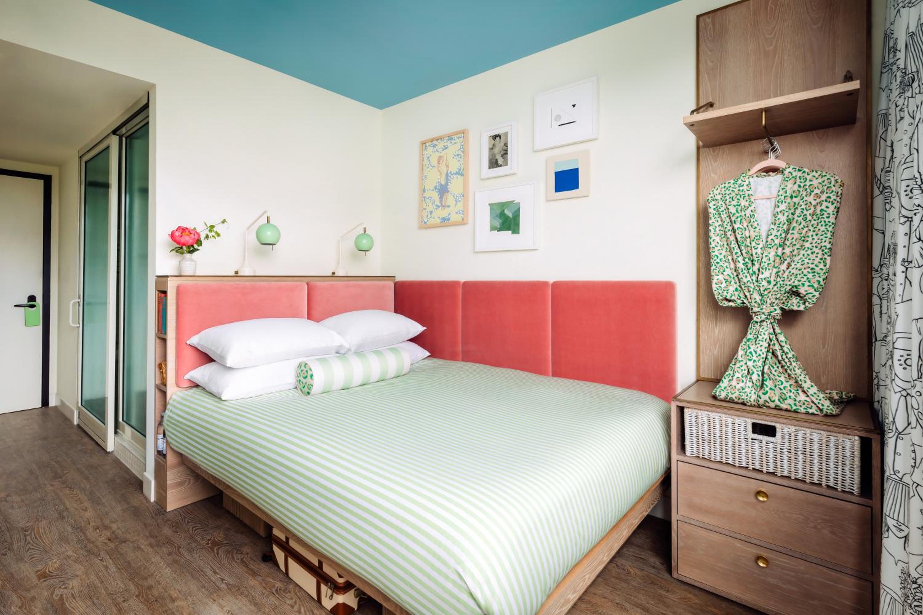 Standard Queen Room  - Photo 7