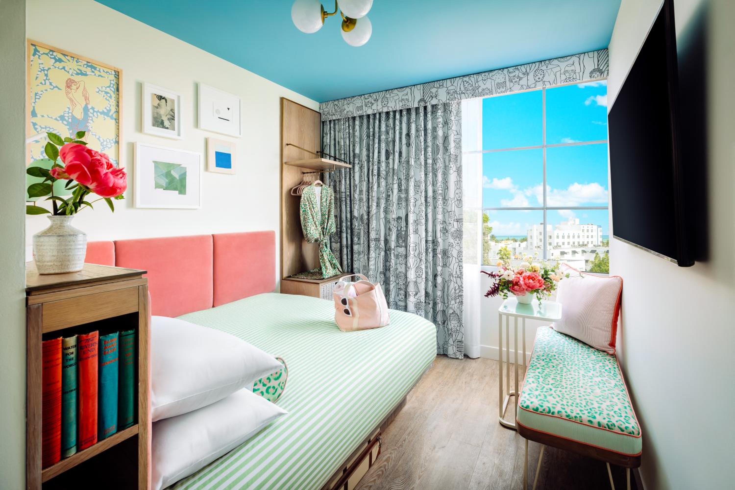 Standard Queen Room with Ocean View - Photo 9
