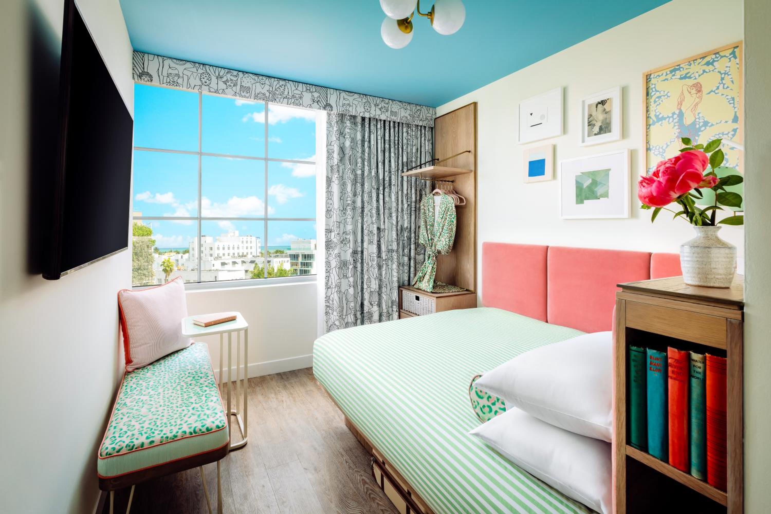 Standard Queen Room with Ocean View - Photo 8