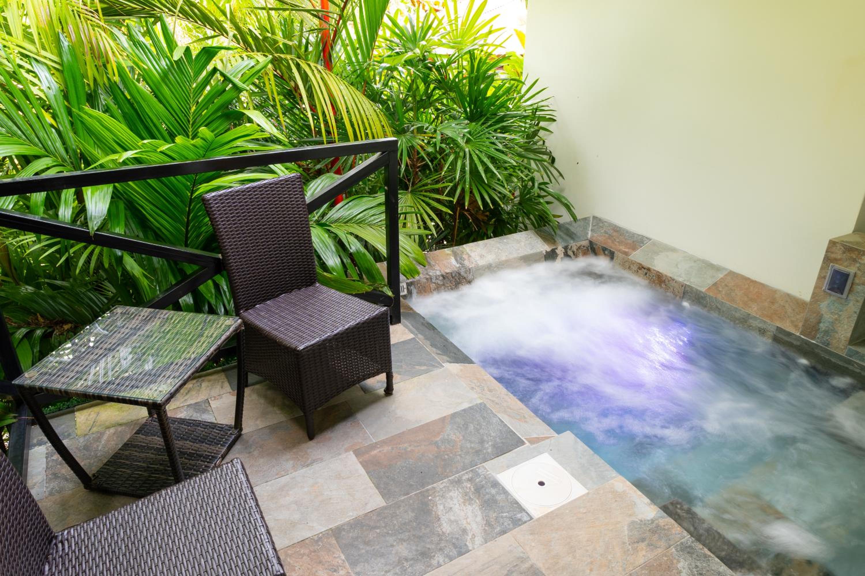 Suite with Hot Tub photo 3