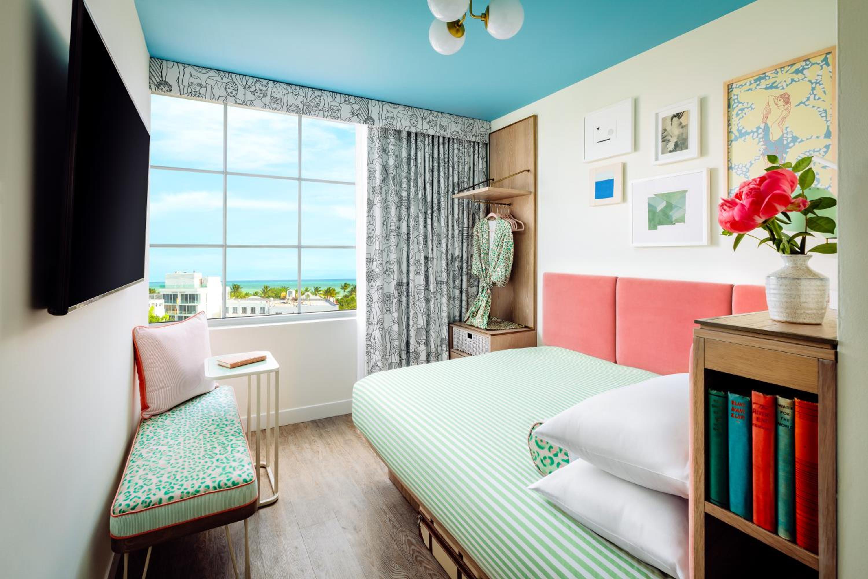 Standard Queen Room with Ocean View - Photo 1