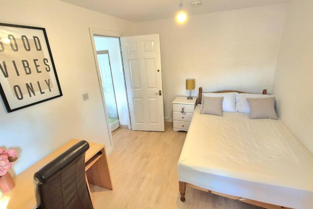 Five-Bedroom House photo 2