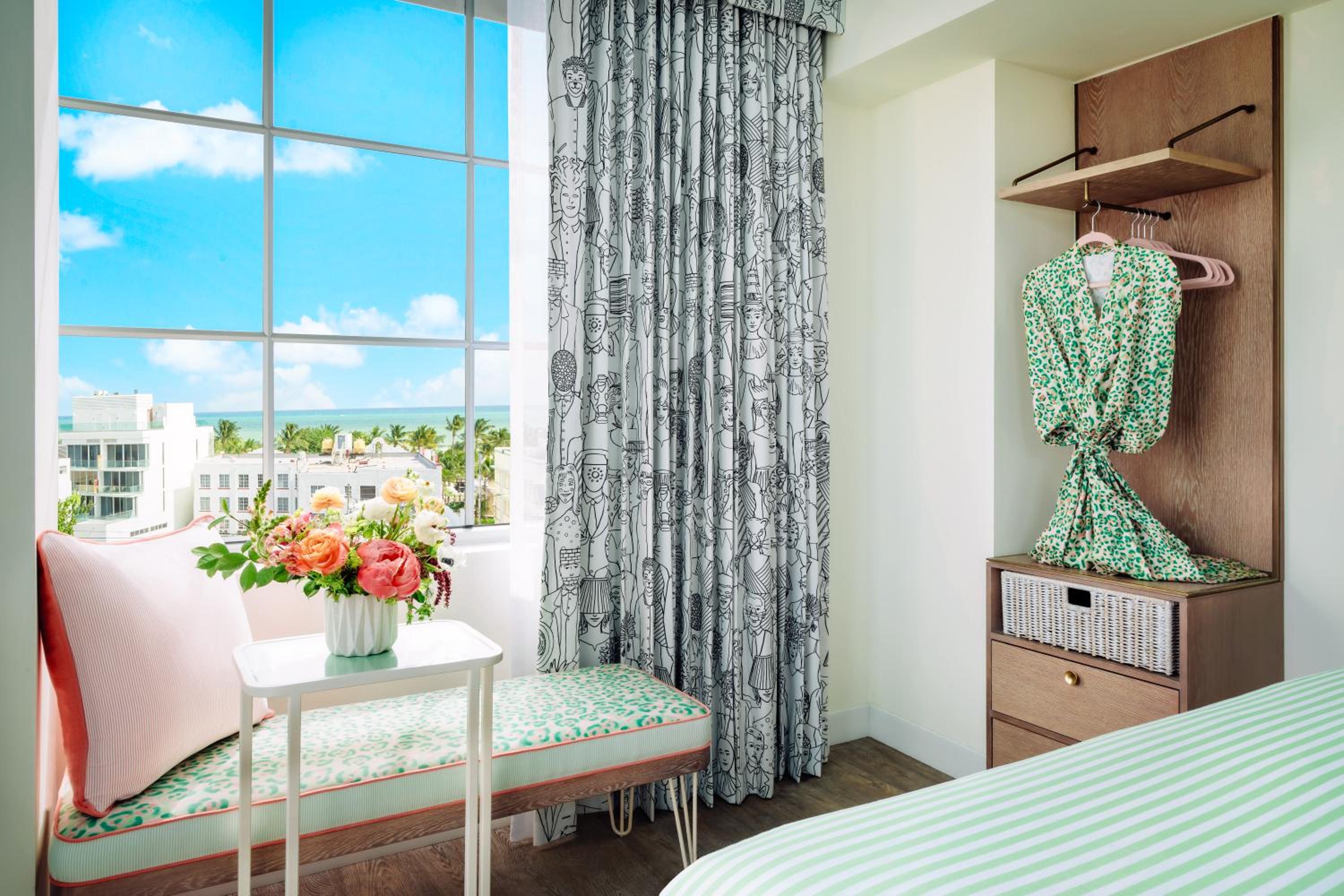 Standard King Room - Photo 28