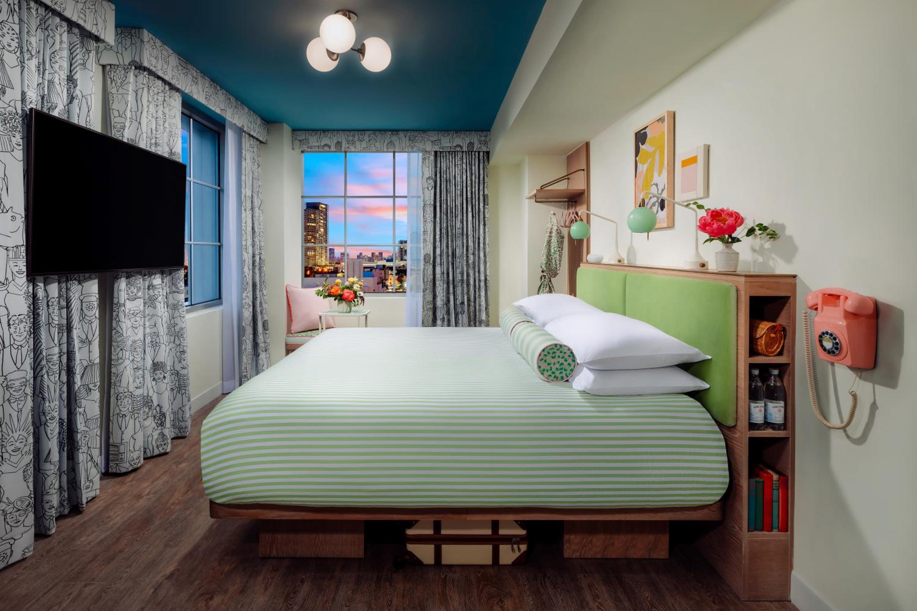 Standard King Room - Photo 5