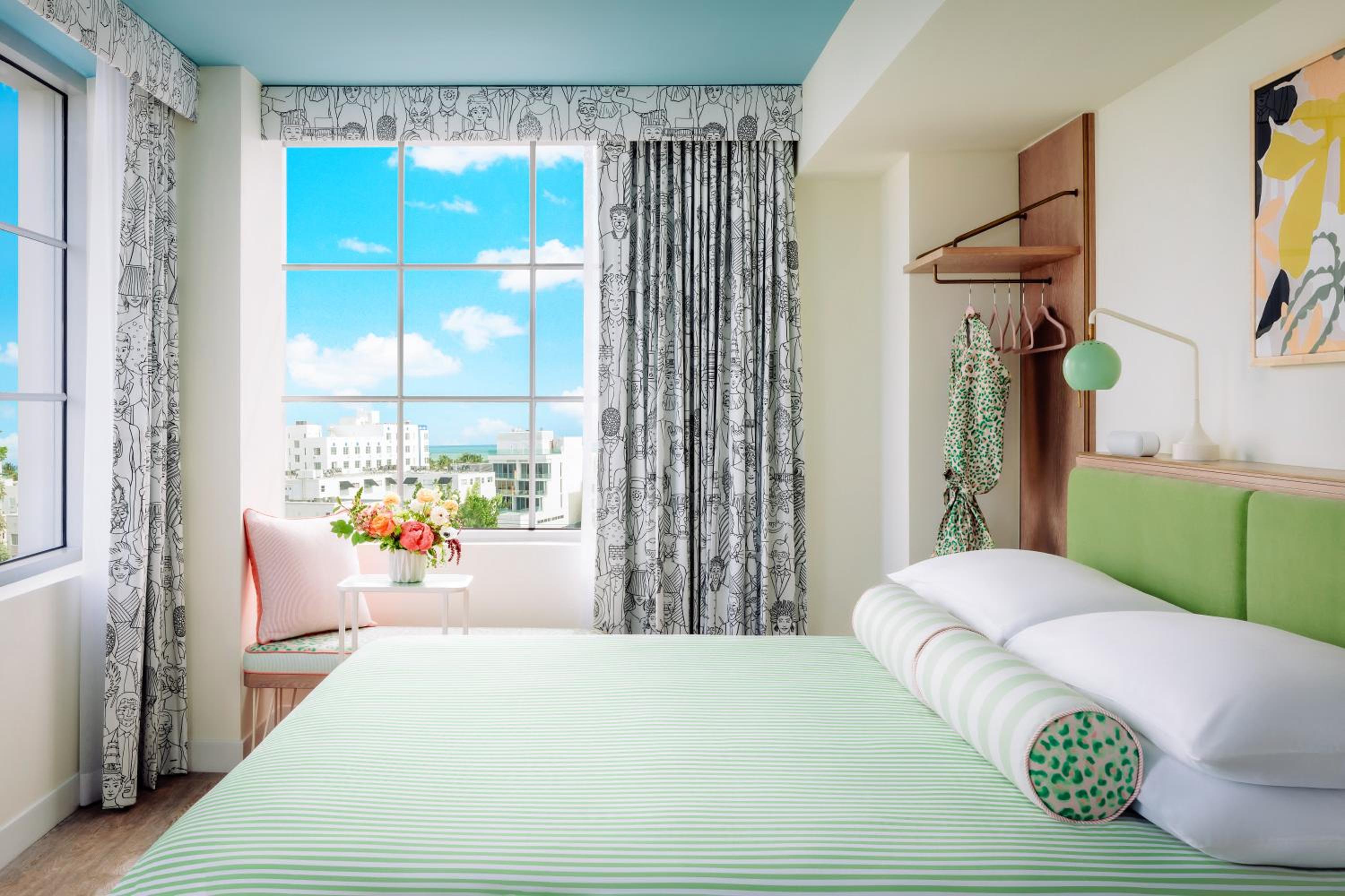 Standard King Room - Photo 29