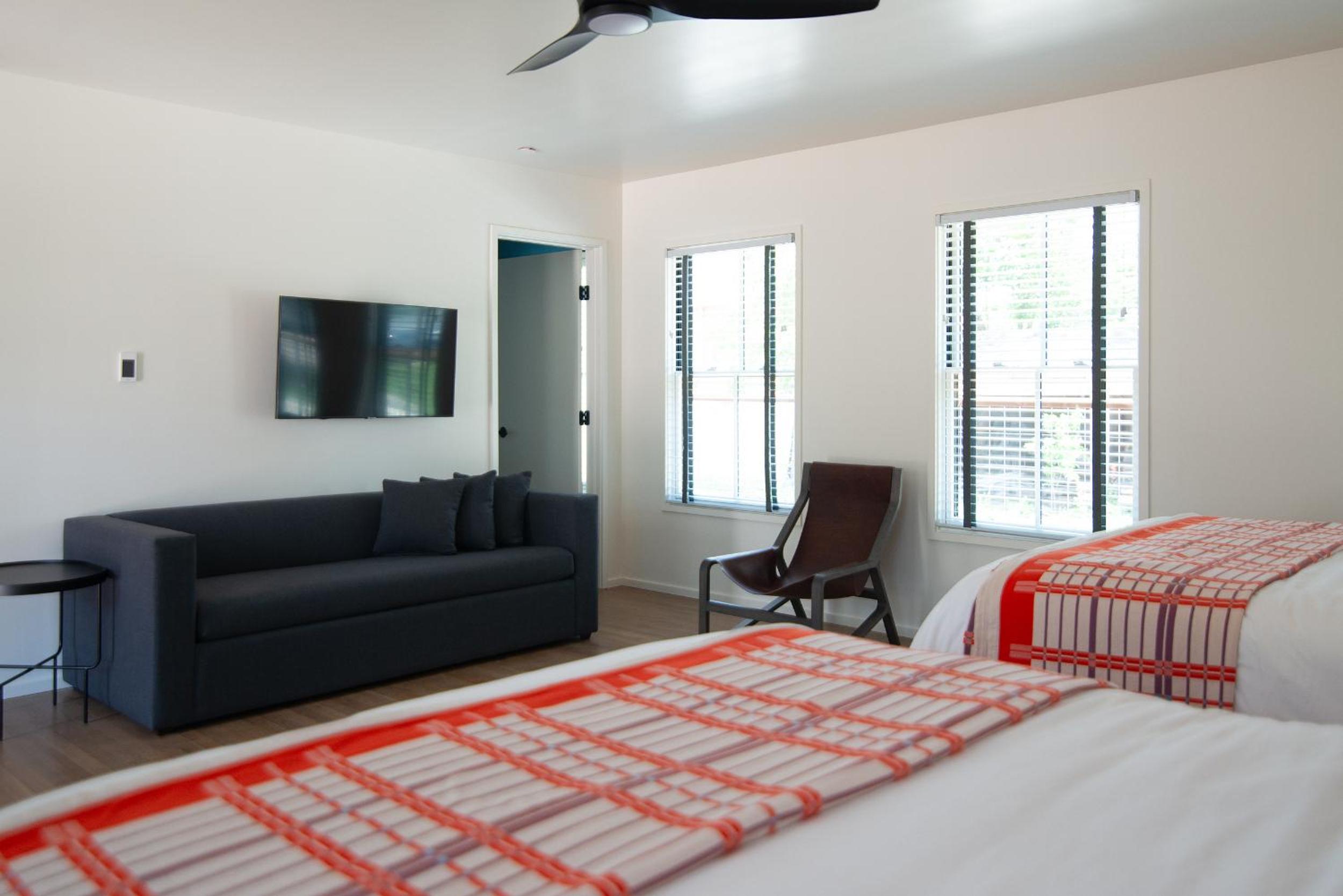 Superior Family Room photo 1