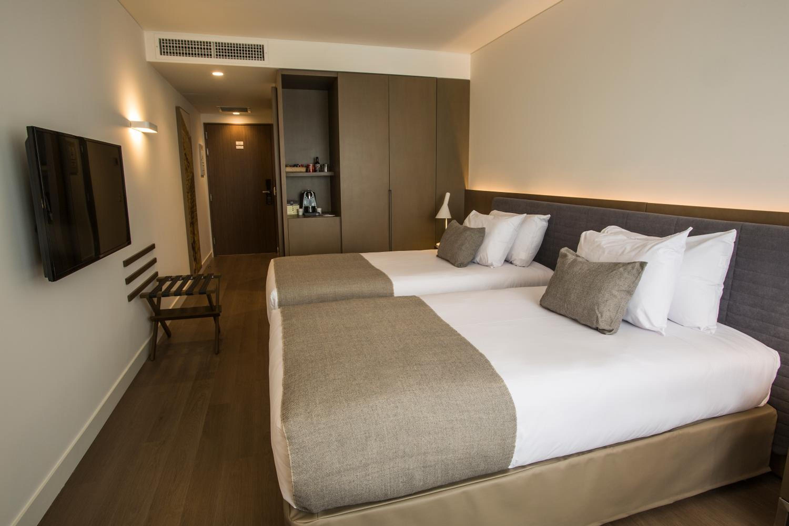Twin Room - Mobility Access/Non-Smoking - Photo 3