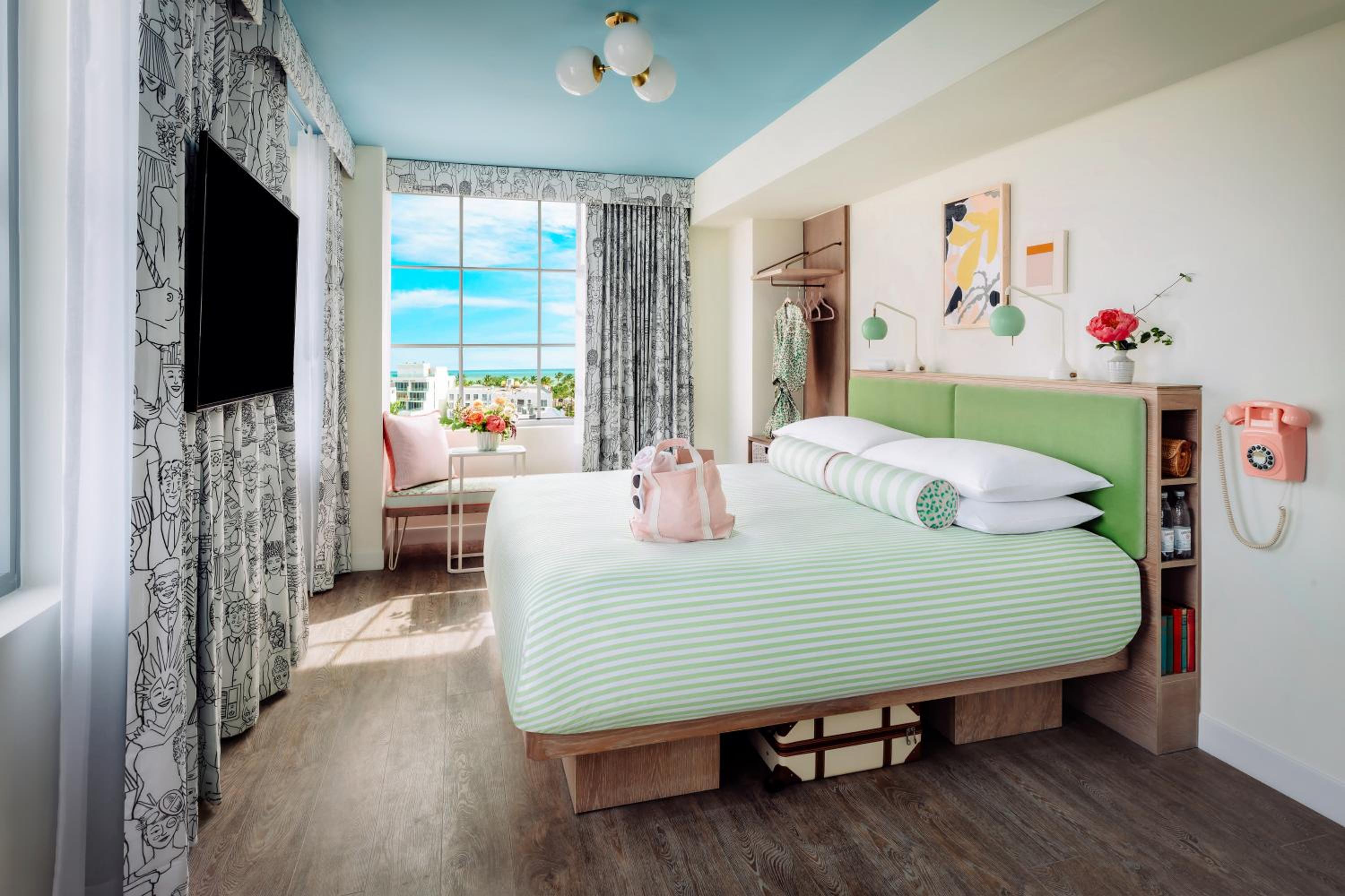 Standard King Room - Photo 8