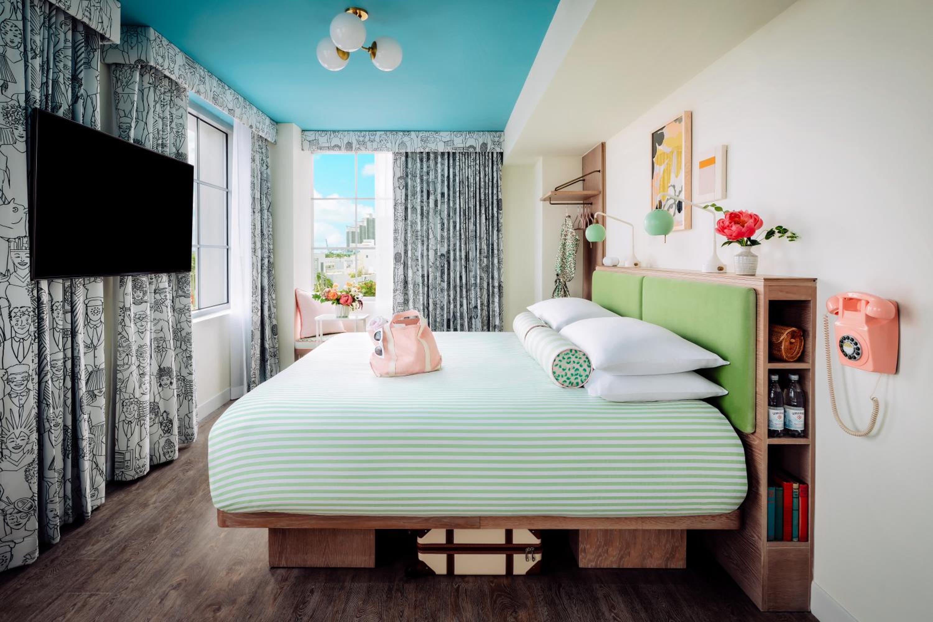 Standard King Room - Photo 9