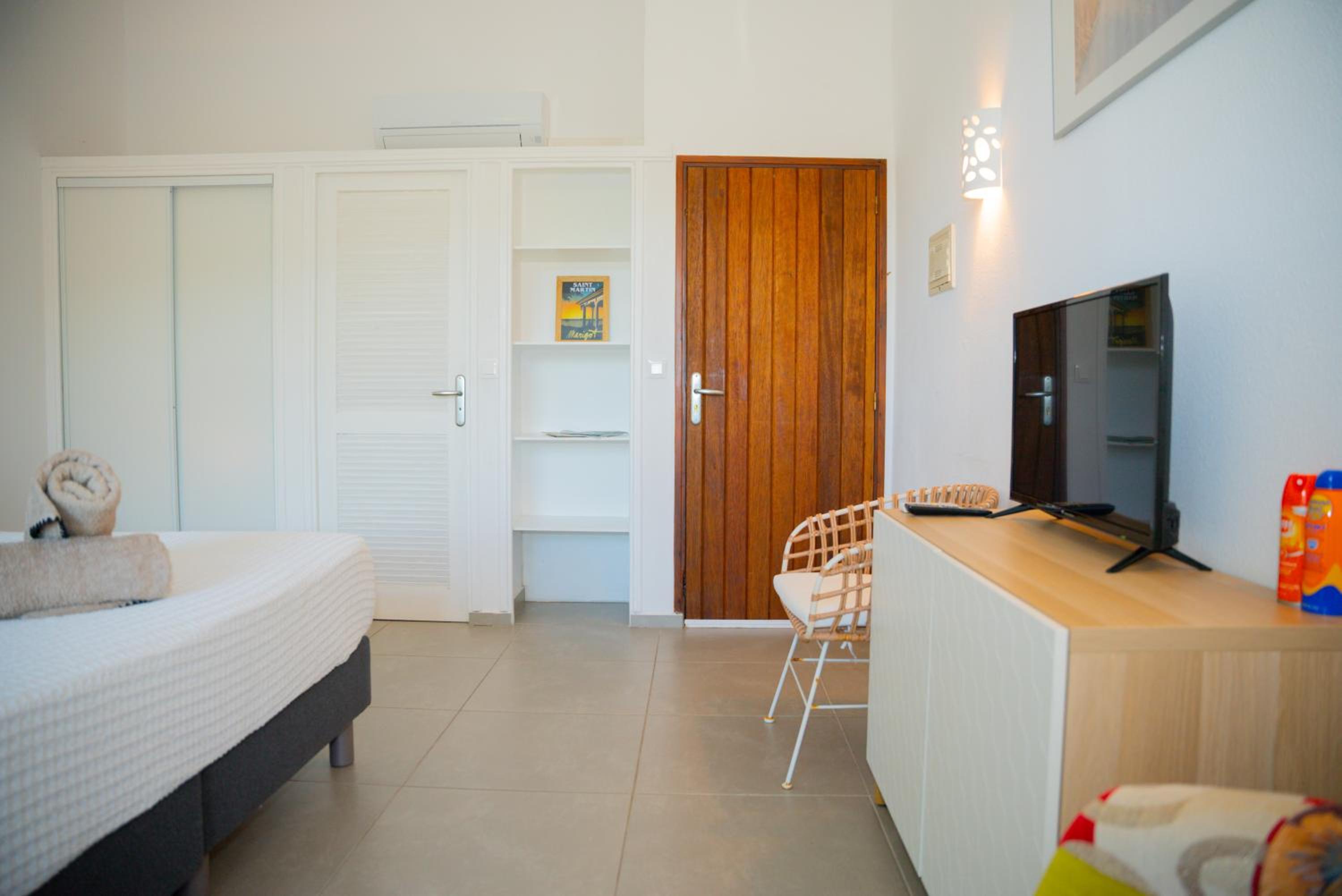 One-Bedroom Apartment photo 3