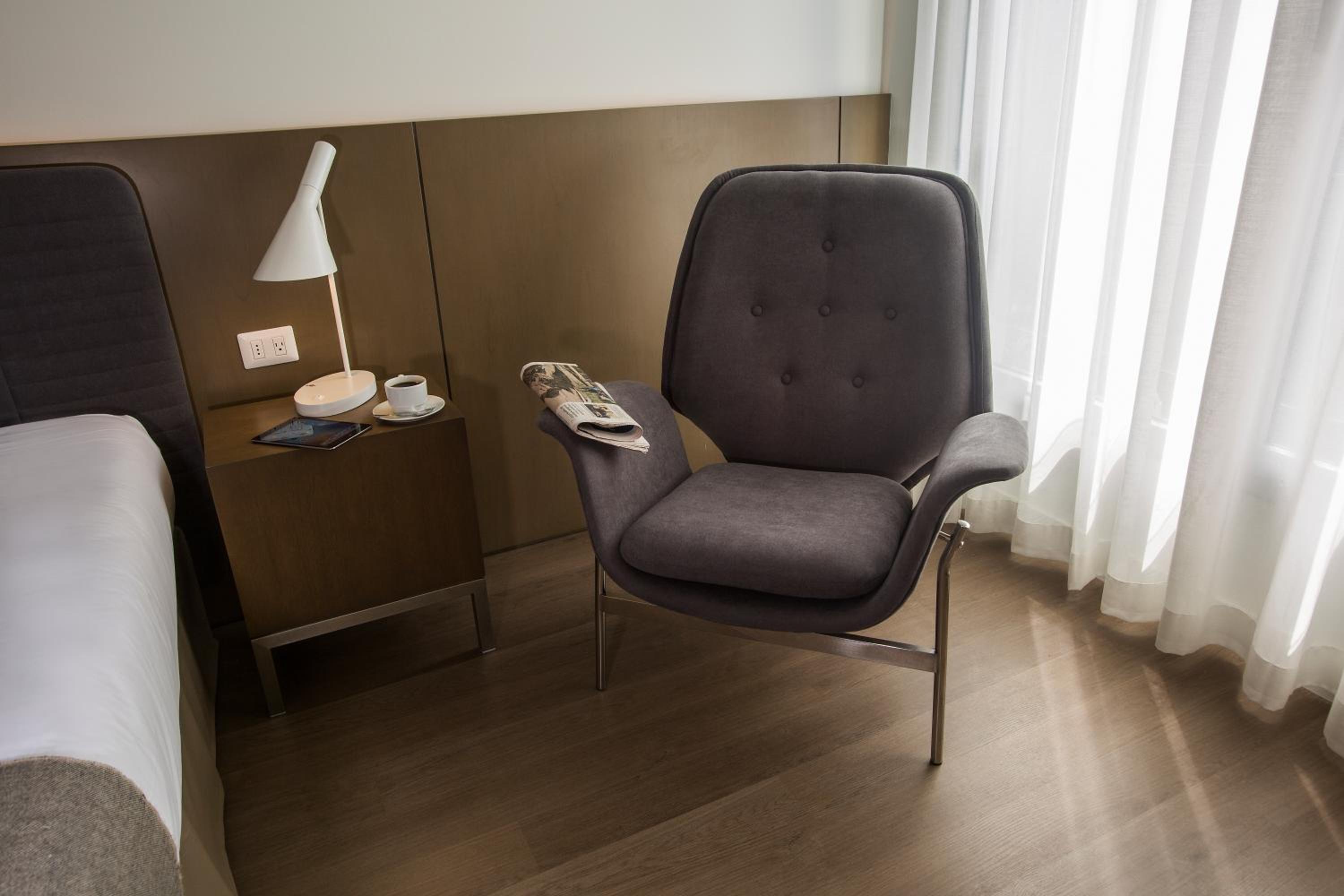 King Room - Non-Smoking - Photo 5