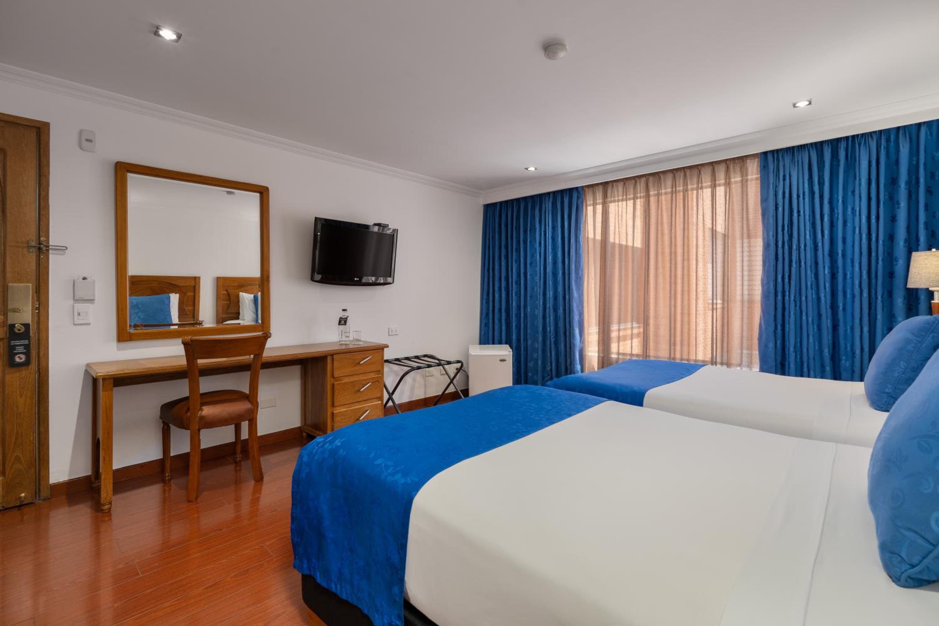 Twin Room - Photo 11