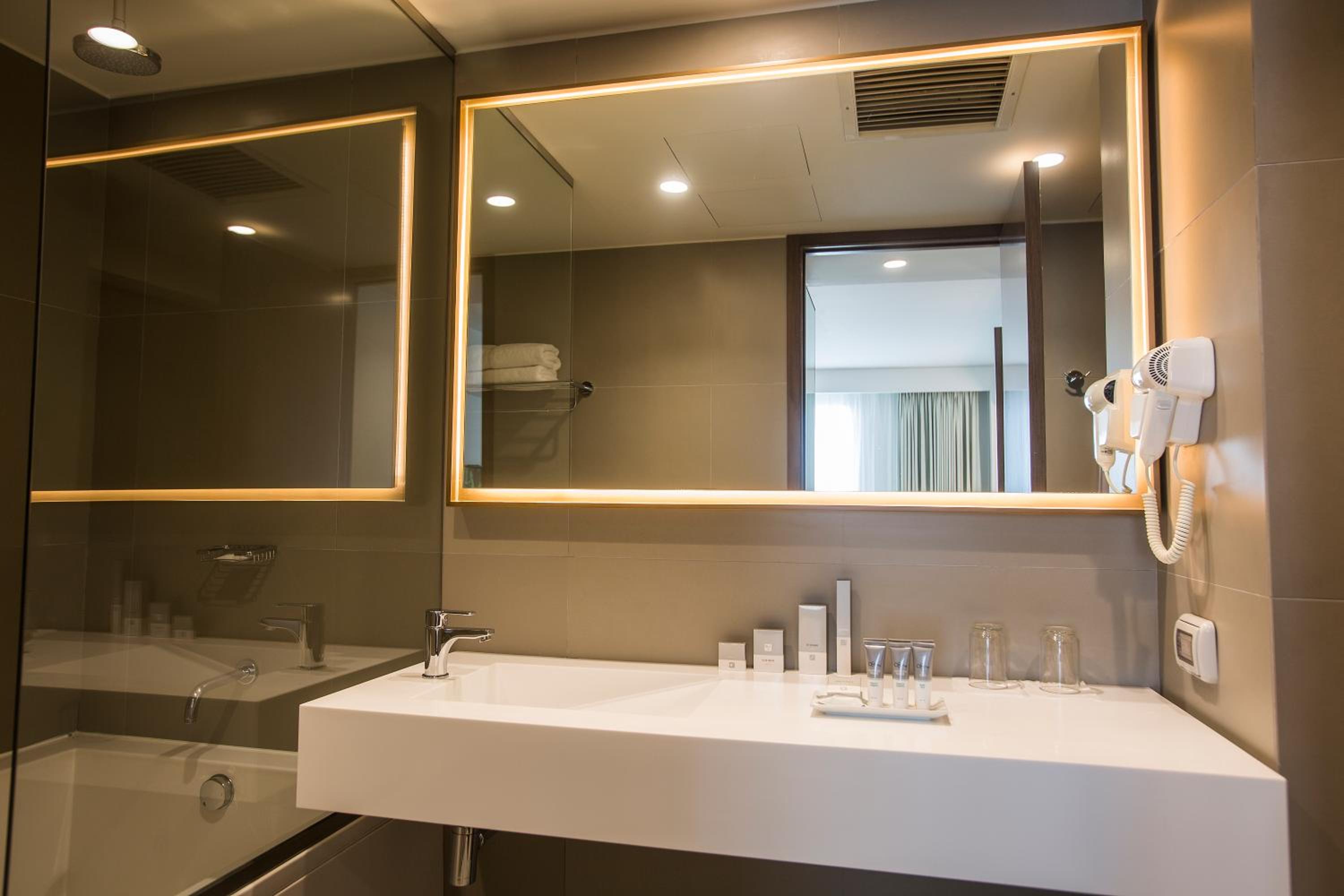King Suite - Non-Smoking - Photo 7